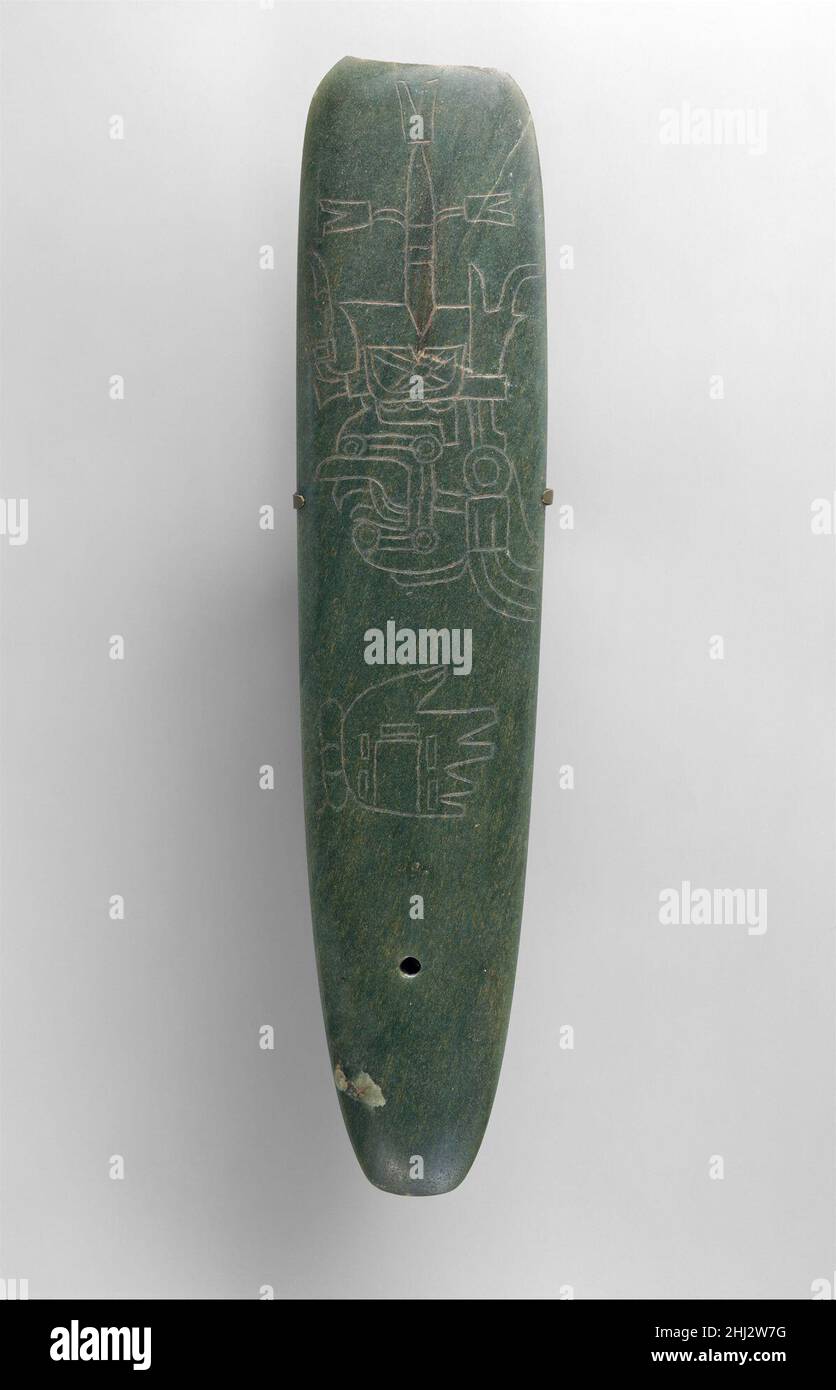 Kelt mit eingeschnitztem Profil 10th–4th Jahrhundert v. Chr. Olmec Auf der einen Seite dieses großen, polierten Jadeit-Celt oder Axt erscheint ein fein eingeschnitztes Design. Ursprünglich formte und polierte ein Bildhauer den harten Grünstein zu einer langen Klinge, deren scharfe Kante in der Antike abgesplittert wurde, und später hätte ein Bohrloch die Plakette an einer Gürtelmontage hängen lassen. Jade- und Grünsteinachsen waren entscheidende Bestandteile der Olmec-Widmungspraktiken, die auch in Chiapas und Guatemala nach etwa 1000 v. Chr. praktiziert wurden.auf solchen kelten schnitten Olmec-Künstler oft Bilder von Gottheiten oder sogar ikonische oder notationale Symbole ein Stockfoto