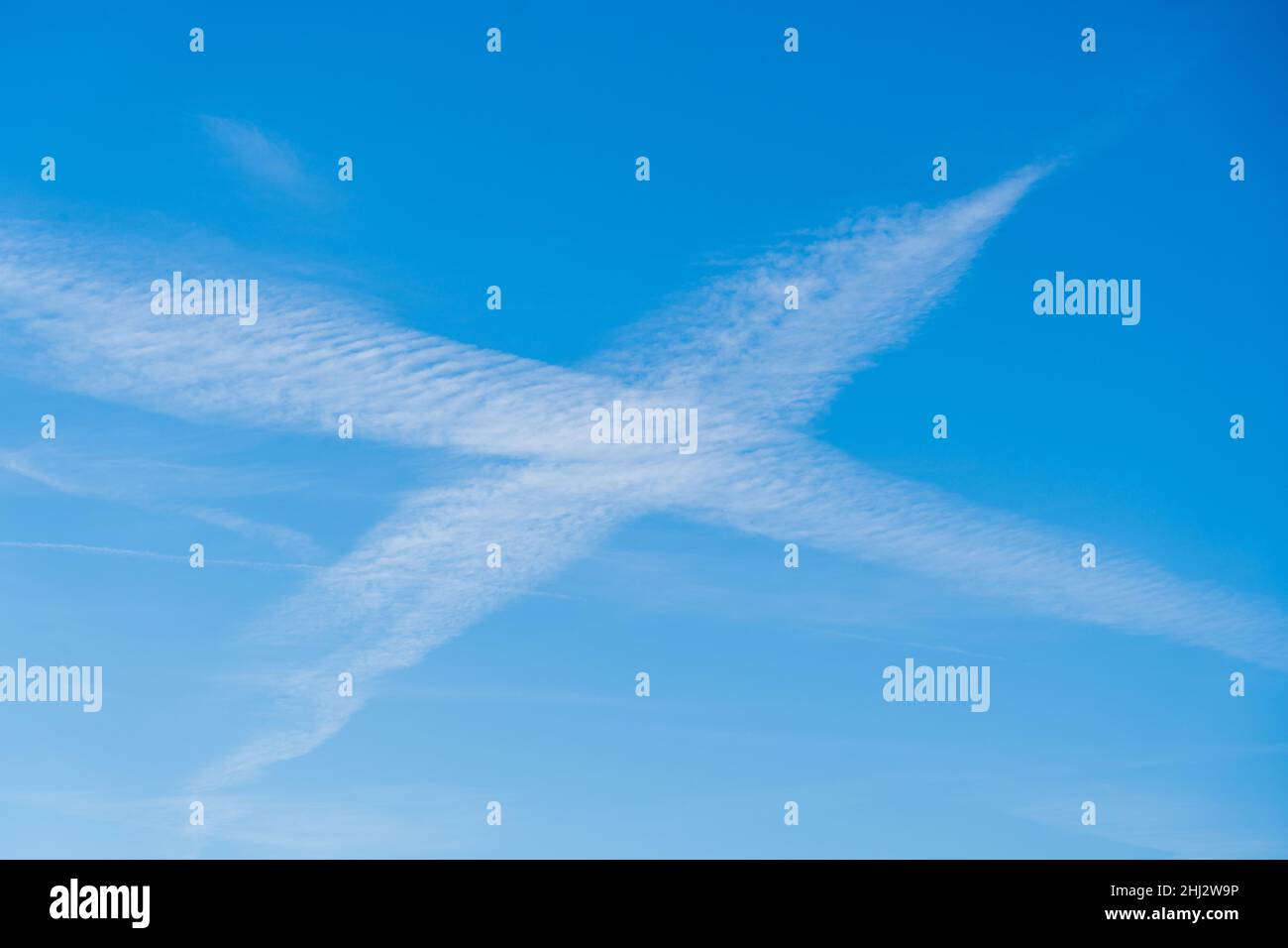 Contrails Cross, Luftverkehr, Luftverschmutzung, Wasser, Himmel, Deutschland Stockfoto