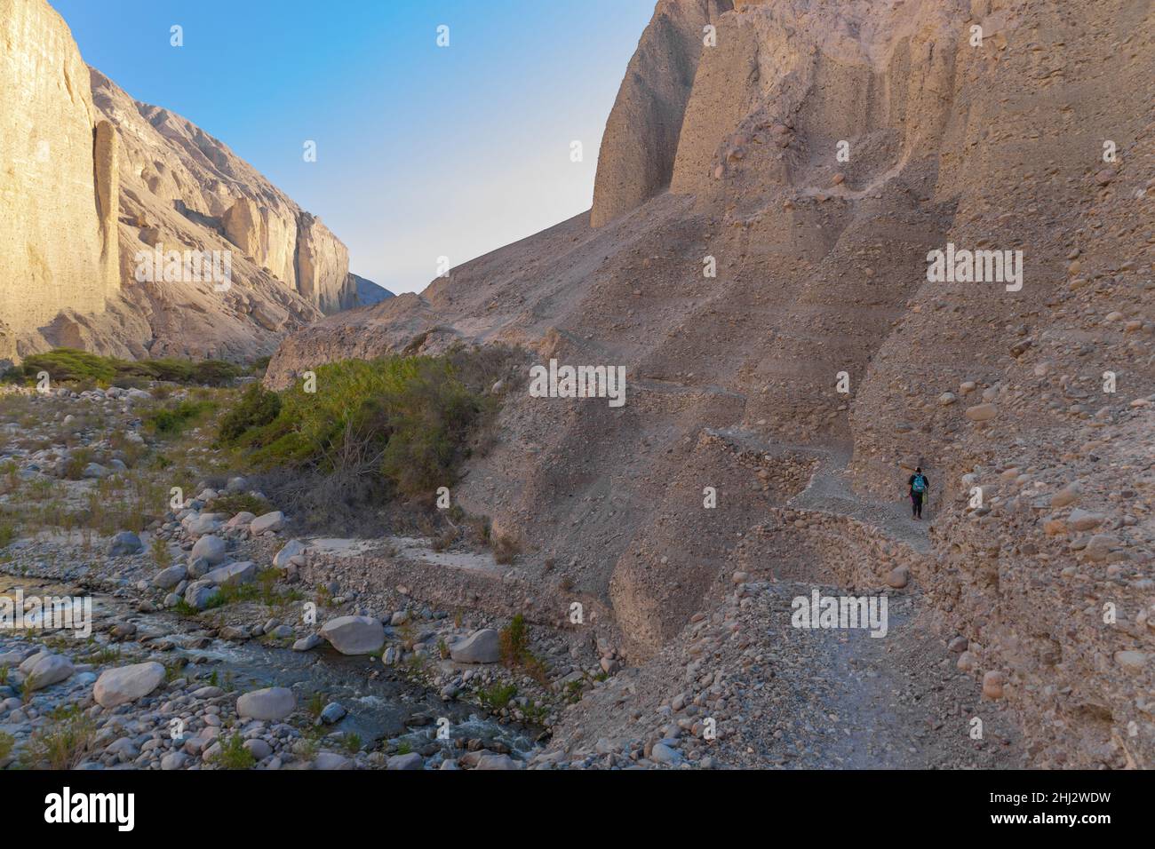 Frau, die auf einem gefährlichen Weg in den Berg geht Stockfoto