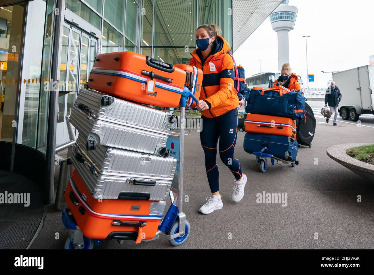 AMSTERDAM, NIEDERLANDE - 26. JANUAR: Suzanne Schulting vor dem Abflug von TeamNL nach Peking am 26. Januar 2022 in Schiphol in Amsterdam, Niederlande (Foto: Rene Nijhuis/Orange Picts) Stockfoto