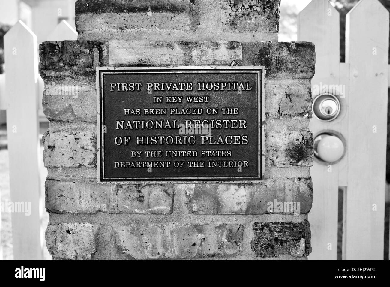 Plakette am Eingang zum ersten privaten Krankenhaus in Key West, Florida, FL, USA. Das Krankenhaus wurde in das National Register of Historic Places aufgenommen Stockfoto