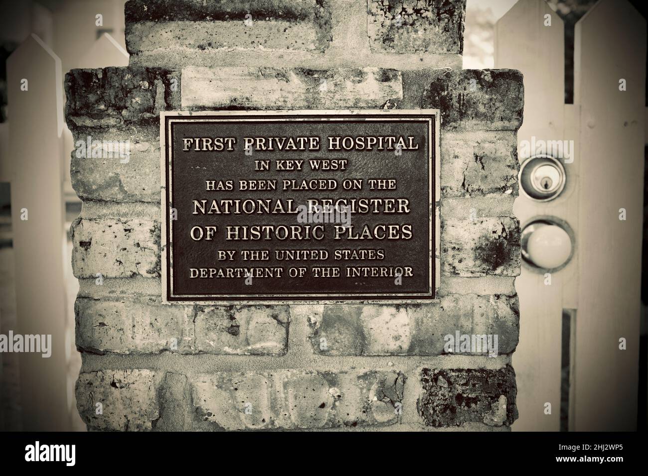 Plakette am Eingang zum ersten privaten Krankenhaus in Key West, Florida, FL, USA. Das Krankenhaus wurde in das National Register of Historic Places aufgenommen Stockfoto