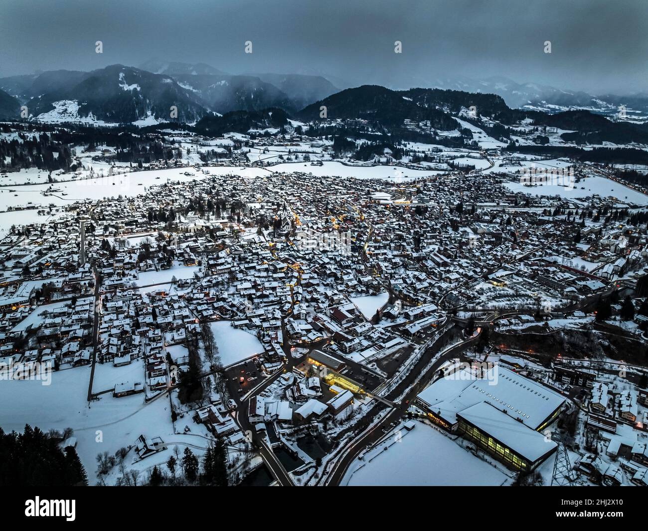 Stadtansicht, Luftaufnahme, Oberstdorf im Winter, Illertal, Allgäuer Alpen, Allgäu, Bayern, Deutschland Stockfoto