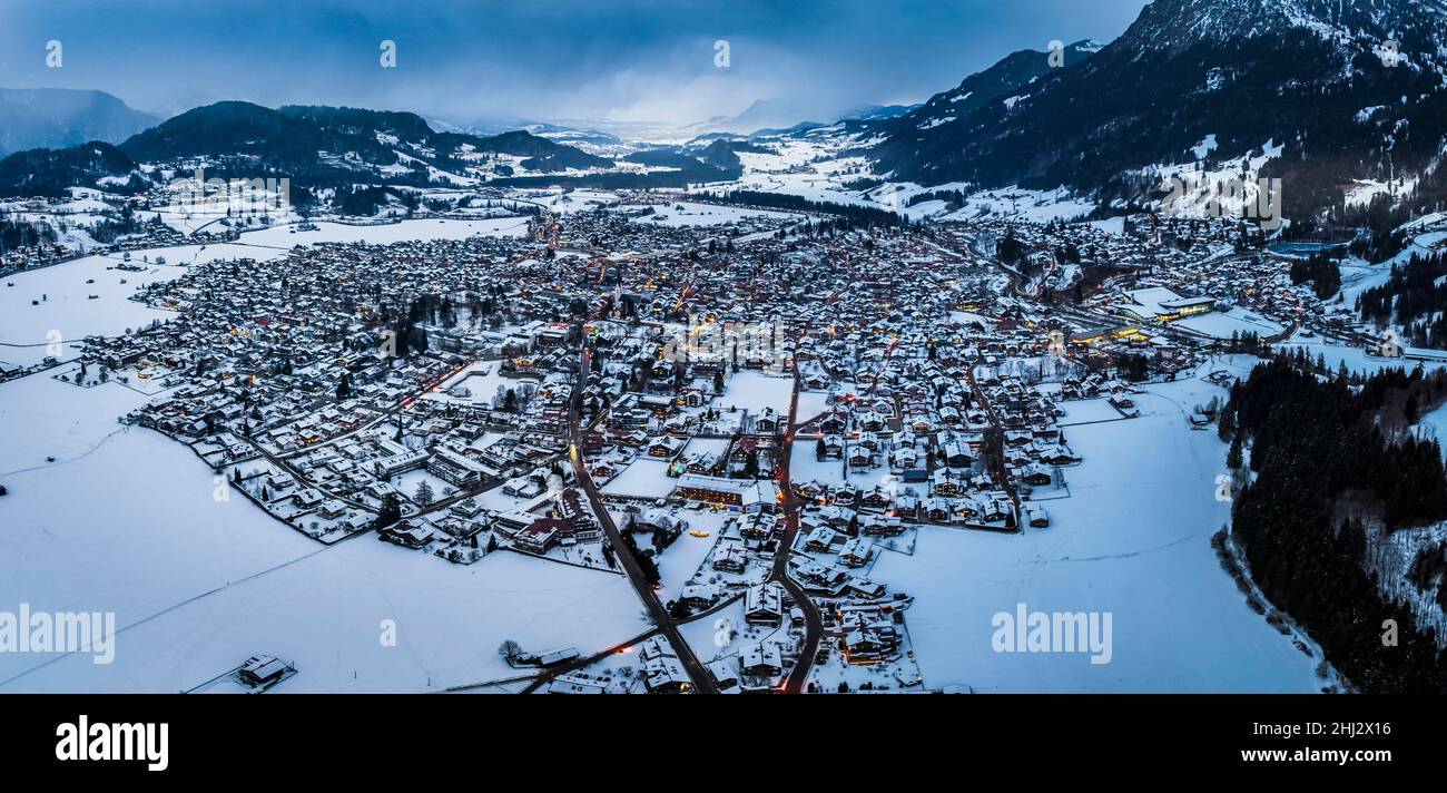 Stadtansicht, Luftaufnahme, Oberstdorf im Winter, Illertal, Allgäuer Alpen, Allgäu, Bayern, Deutschland Stockfoto