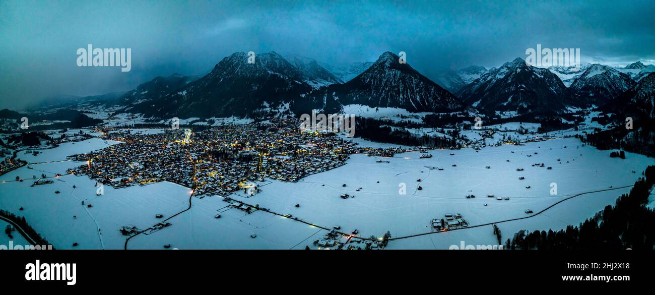 Stadtansicht, Luftaufnahme, Oberstdorf im Winter, Illertal, Allgäuer Alpen, Allgäu, Bayern, Deutschland Stockfoto