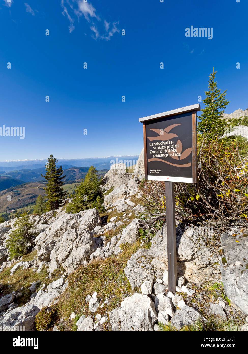 Wegweiser Landschaftsschutzgebiet, Rosengarten, Dolomiten, Trentino, Südtirol, Italien Stockfoto