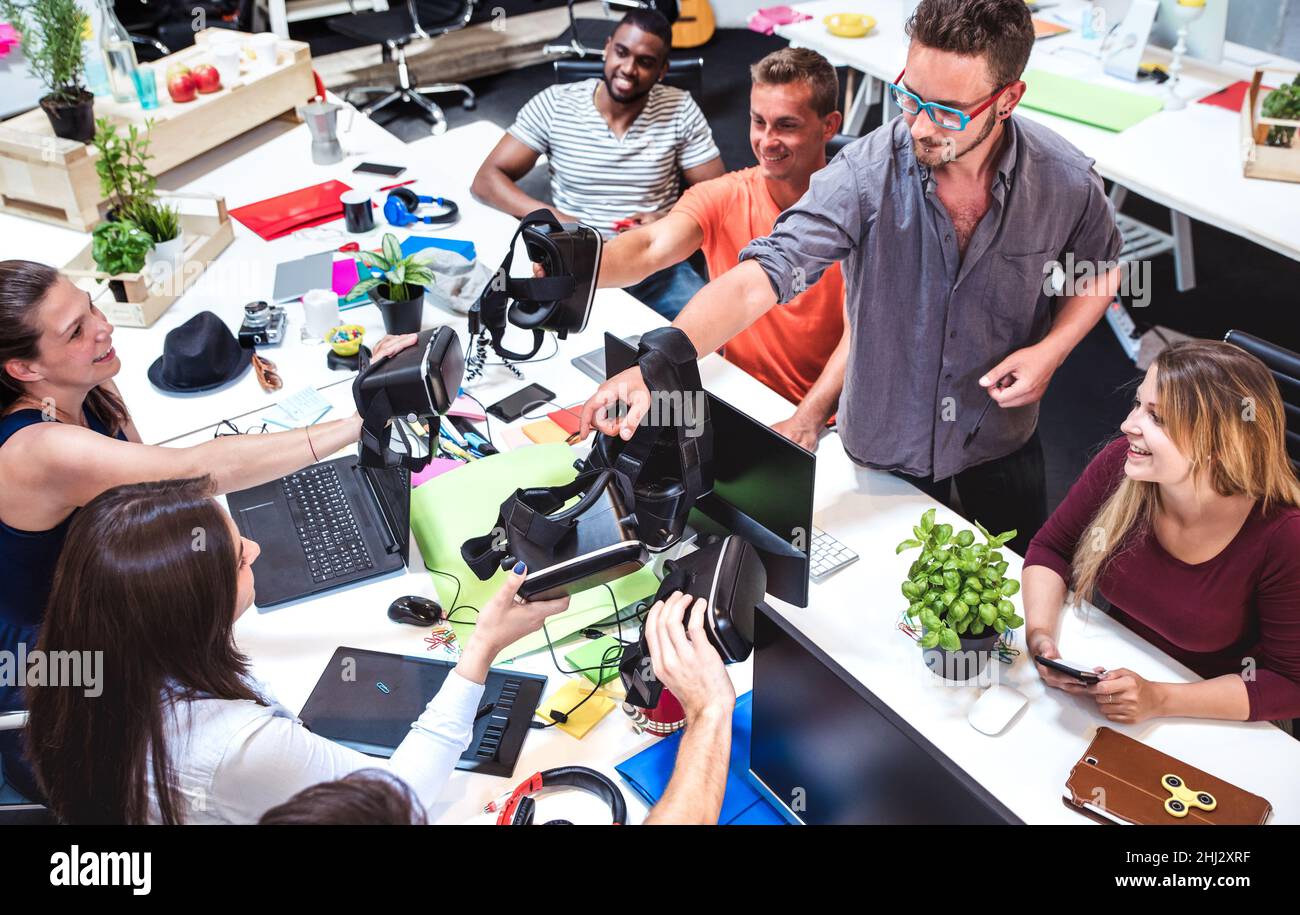 Junge Mitarbeiter mit Spaß Erfahrung mit vr Virtual-Reality-Brille im Startup-Büro - Human Resource Business-Konzept auf alternative Studio Stockfoto