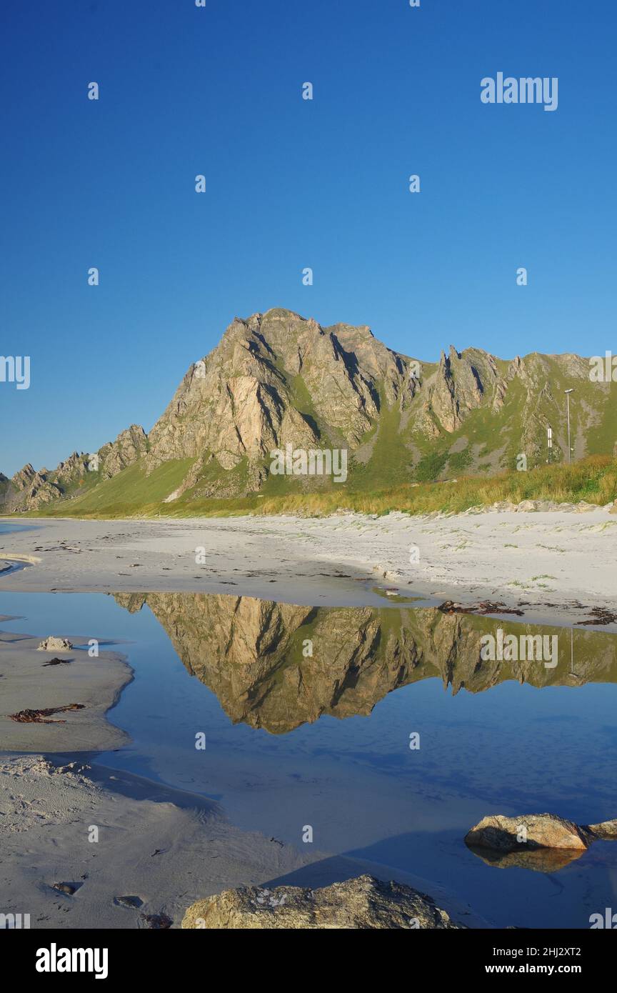 Berge, die sich in einem kleinen Gewässer spiegeln, langer, verlasser Sandstrand, Bleik, Andoya, Nordland, Norwegen Stockfoto