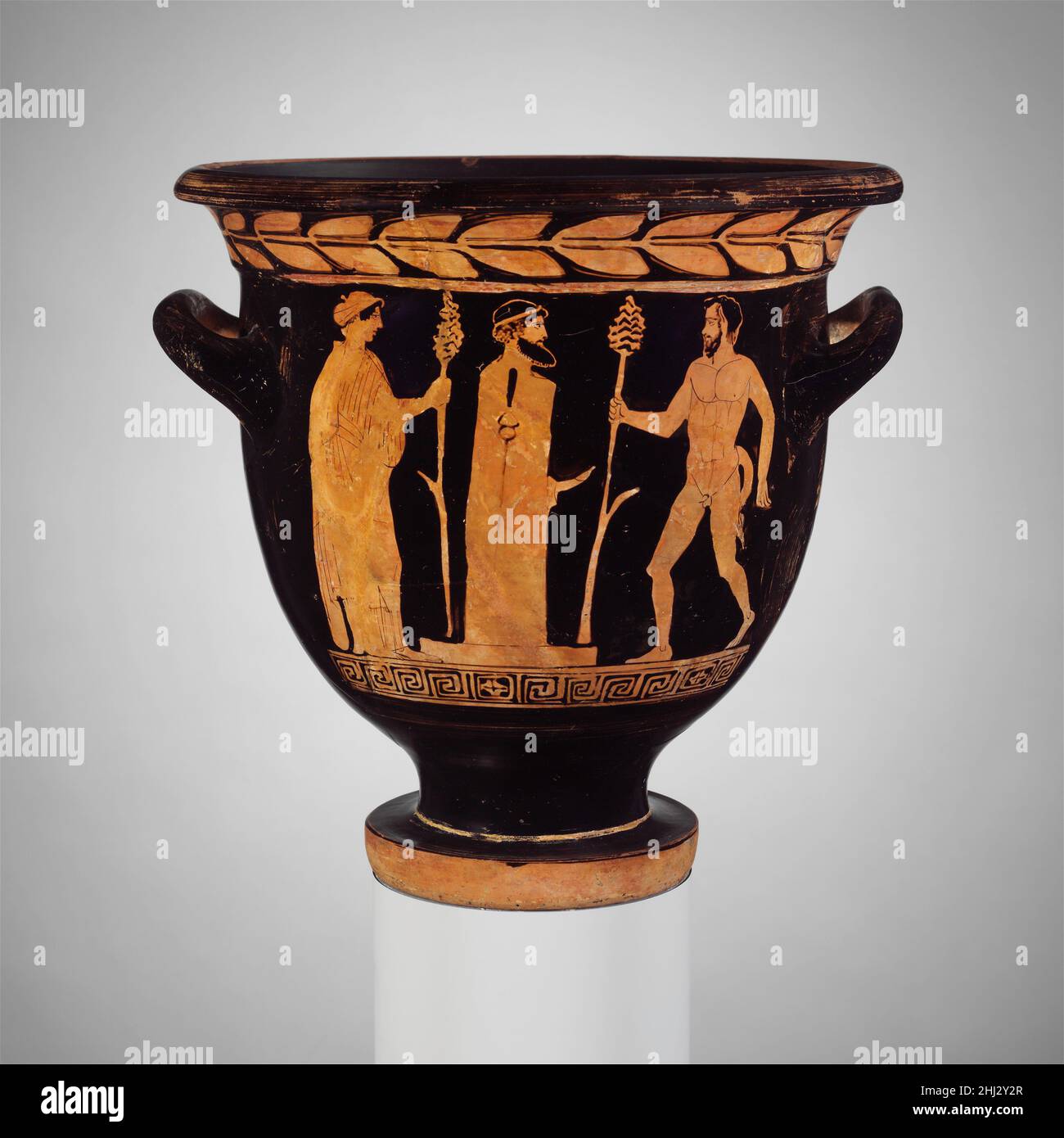 Terrakotta-Glockenkrater (Rührschüssel) ca. 430–410 v. Chr. dem Pisticci-Maler zugeschrieben Vorderseite, Satyr und Maenad an einer hermRückwärts drei drapierte JugendlicheDer Pisticci-Maler ist als der Künstler bedeutsam, mit dem die Einführung der Rotfigurenmalerei in Lucania verbunden ist. Wie diese Arbeit zeigt, war er gut vertraut mit attischen Konventionen. Bemerkenswert ist in dieser Darstellung das Kerykeion (Herolds Stab) auf der Seite des Herms. Das Kerykeion ist eines der Attribute von Hermes, dem botschaftergott, der auch Grenzen präsidierte. Die Hinzufügung dieses Symbols unterstreicht die Anwesenheit von Herm Stockfoto