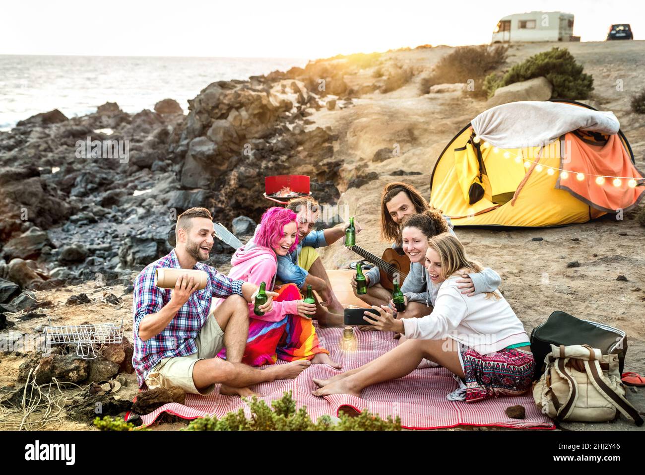 Hipster Menschen machen Selfie auf Strand-Campingparty - Wanderlust reisen Lifestyle-Konzept mit glücklichen Freunden Reisende jubeln zusammen mit Bier Stockfoto