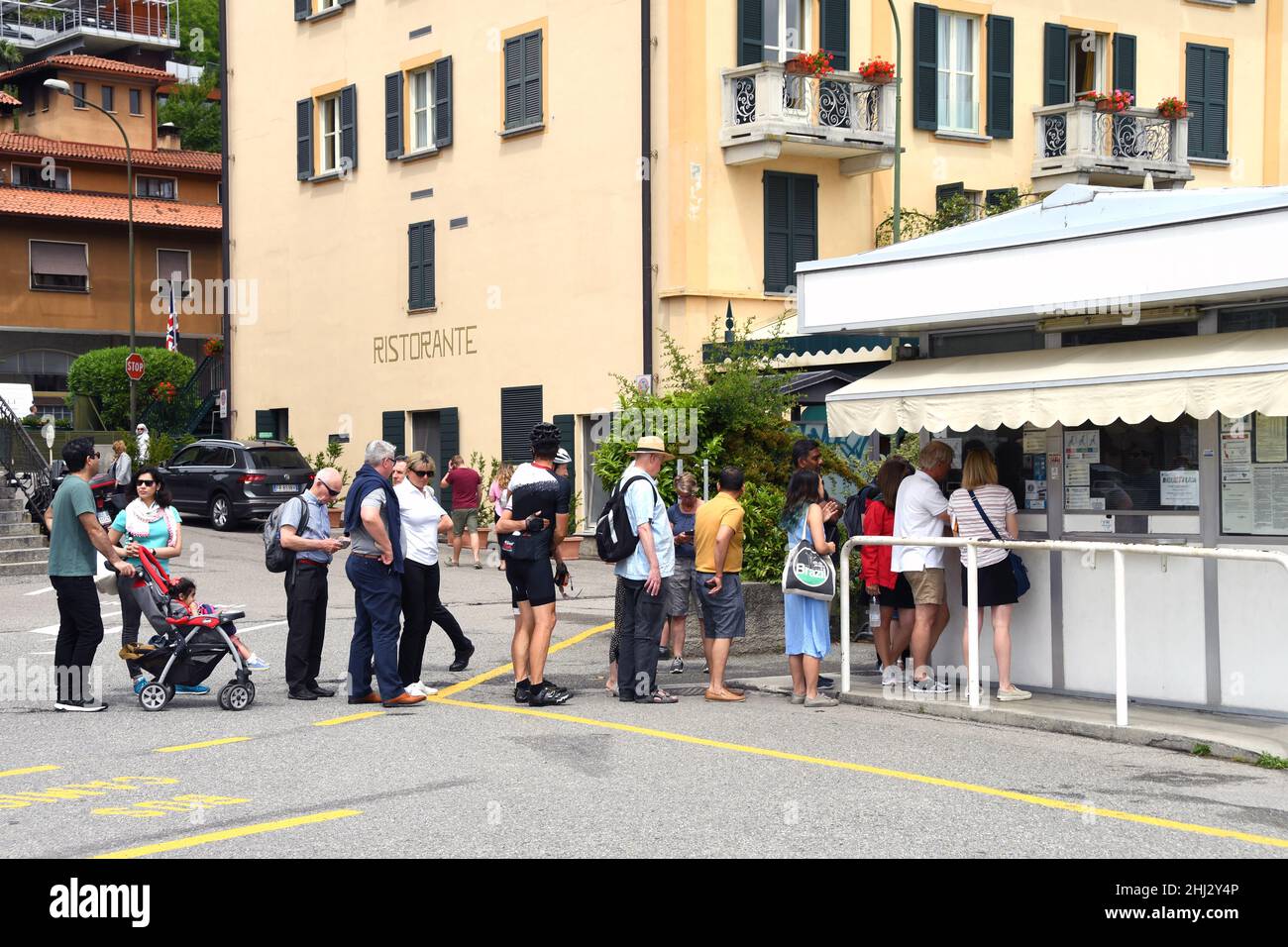 Menaggio, Comer See, Italien - 2019. Juni: Leute, die Schlange stehen, aber Fährtickets am Hafen. Stockfoto