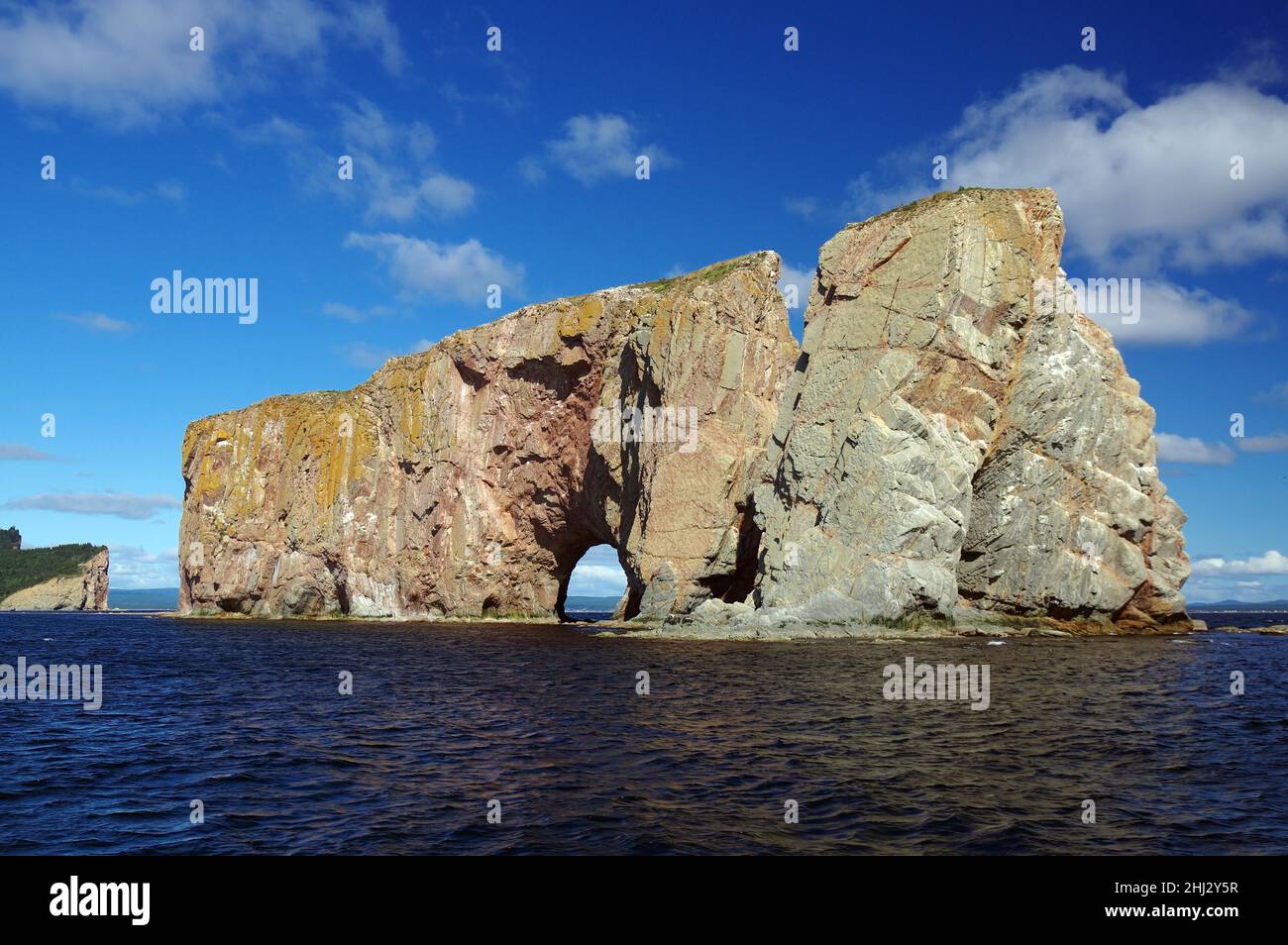 Großer Felsen mit Tor steht im Meer, Felsen Perce, Sankt-Lorenz-Golf, Perce, Gaspesie, Quebec, Kanada Stockfoto