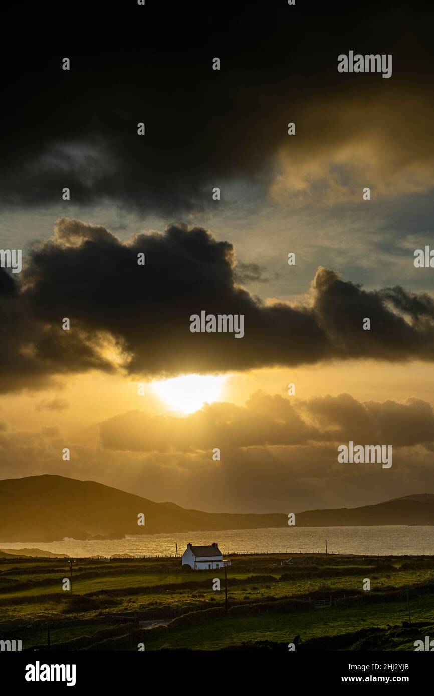 Kleines Haus an der Küste im Hintergrund bei Golden Hour, Beara Peninsula, Irland Stockfoto