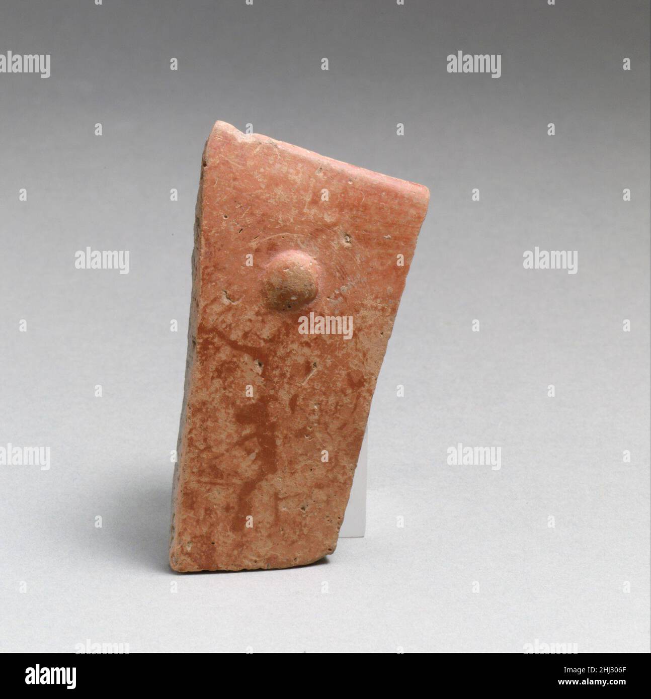 Terrakotta-Randfragment mit Boss ca. 4000 v. Chr. Griechische Neolithikum aus Nemea auf dem Peloponnes. Terrakotta-Randfragment mit Boss 253249 griechisch-neolithisch, Terrakotta-Randfragment mit Boss, ca. 4000 v. Chr., Terrakotta, Länge 2 7/8in. (7,3cm). Das Metropolitan Museum of Art, New York. Anonymes Geschenk, 1930 (30.119.44) Stockfoto