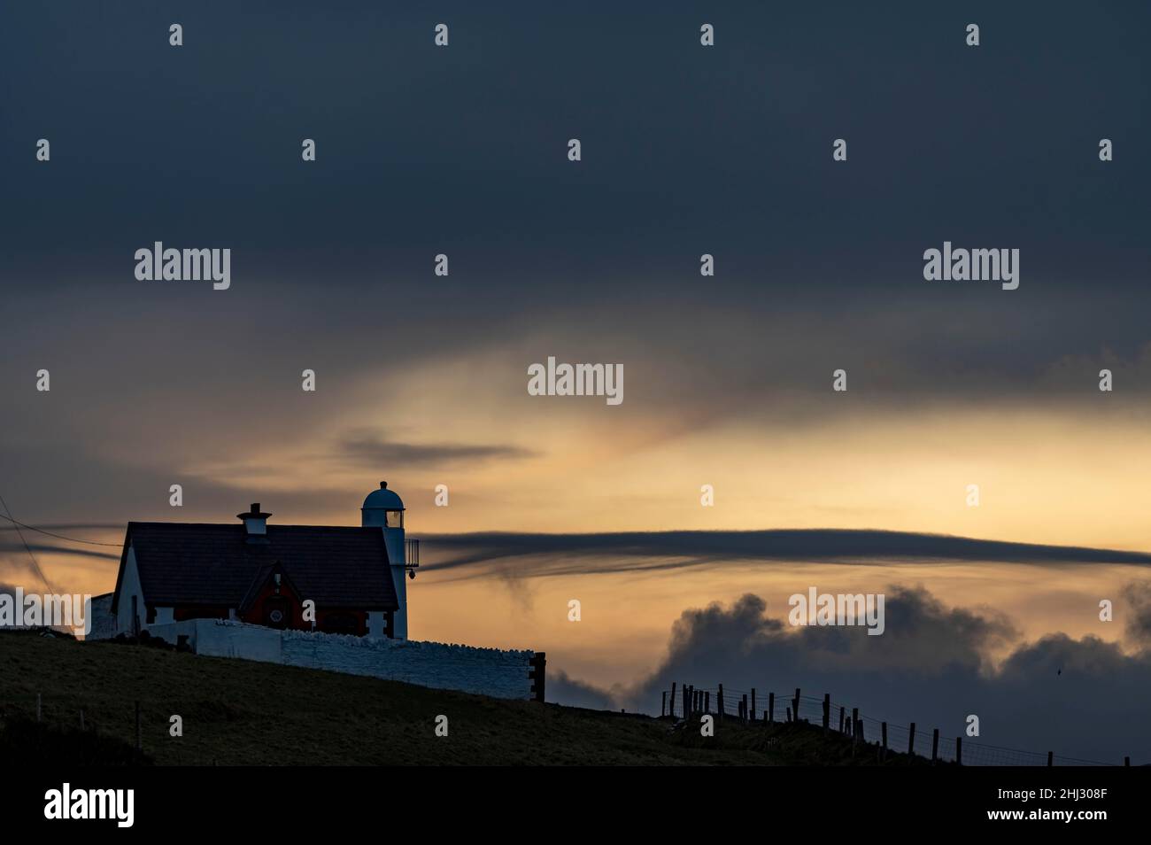 Kleiner Leuchtturm am Nordatlantik zur blauen Stunde, Dingle Peninsula, Kerry, Irland Stockfoto