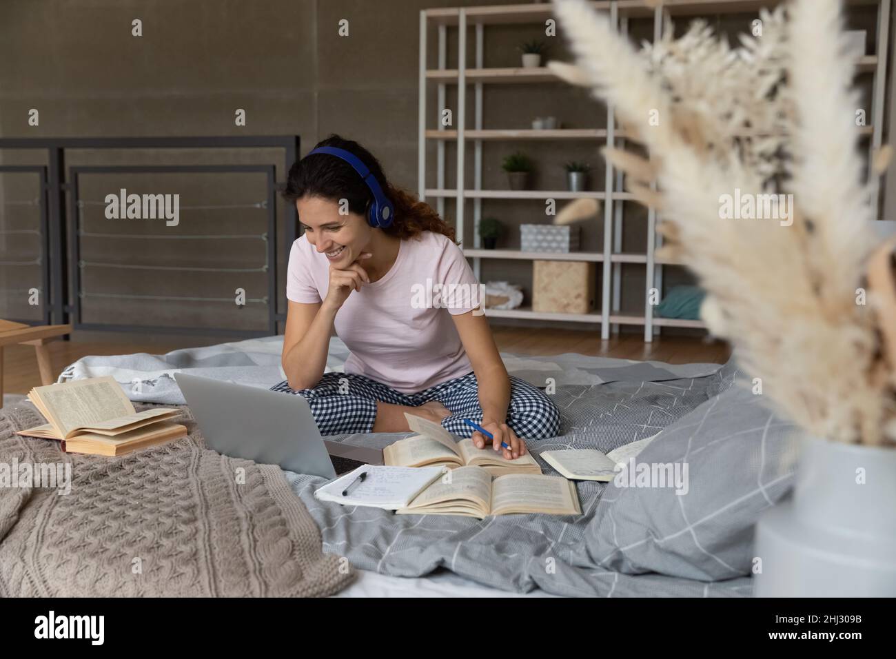 Weibliche E-Learning von zu Hause aus mit Laptop und Videoanruf-App Stockfoto