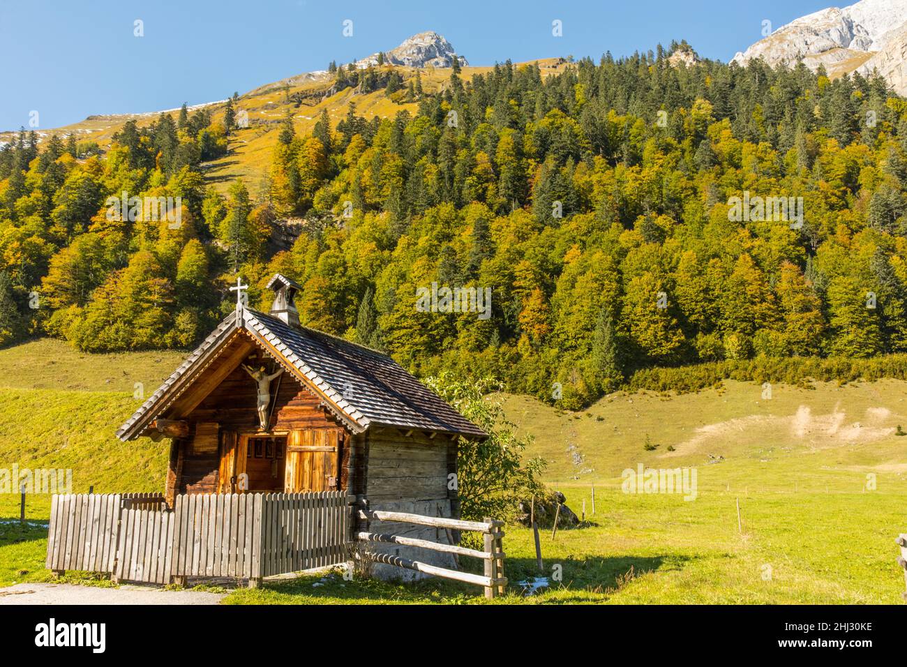 Kapelle im Karwendelgebirge mit Herbstfarben, Hinterriss, Tirol, Österreich Stockfoto