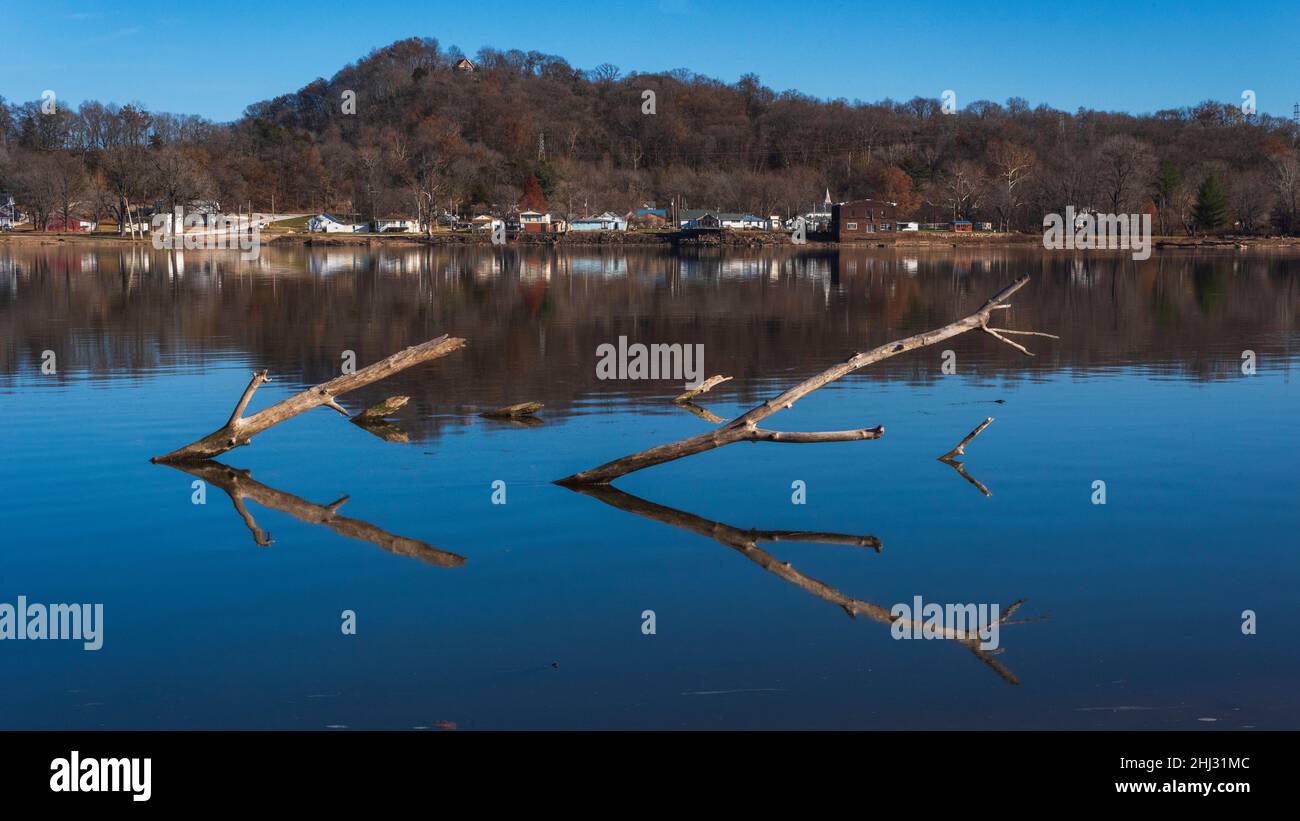 Hamburg, Illinois, vom Missouri-Ufer des Mississippi aus gesehen. Stockfoto