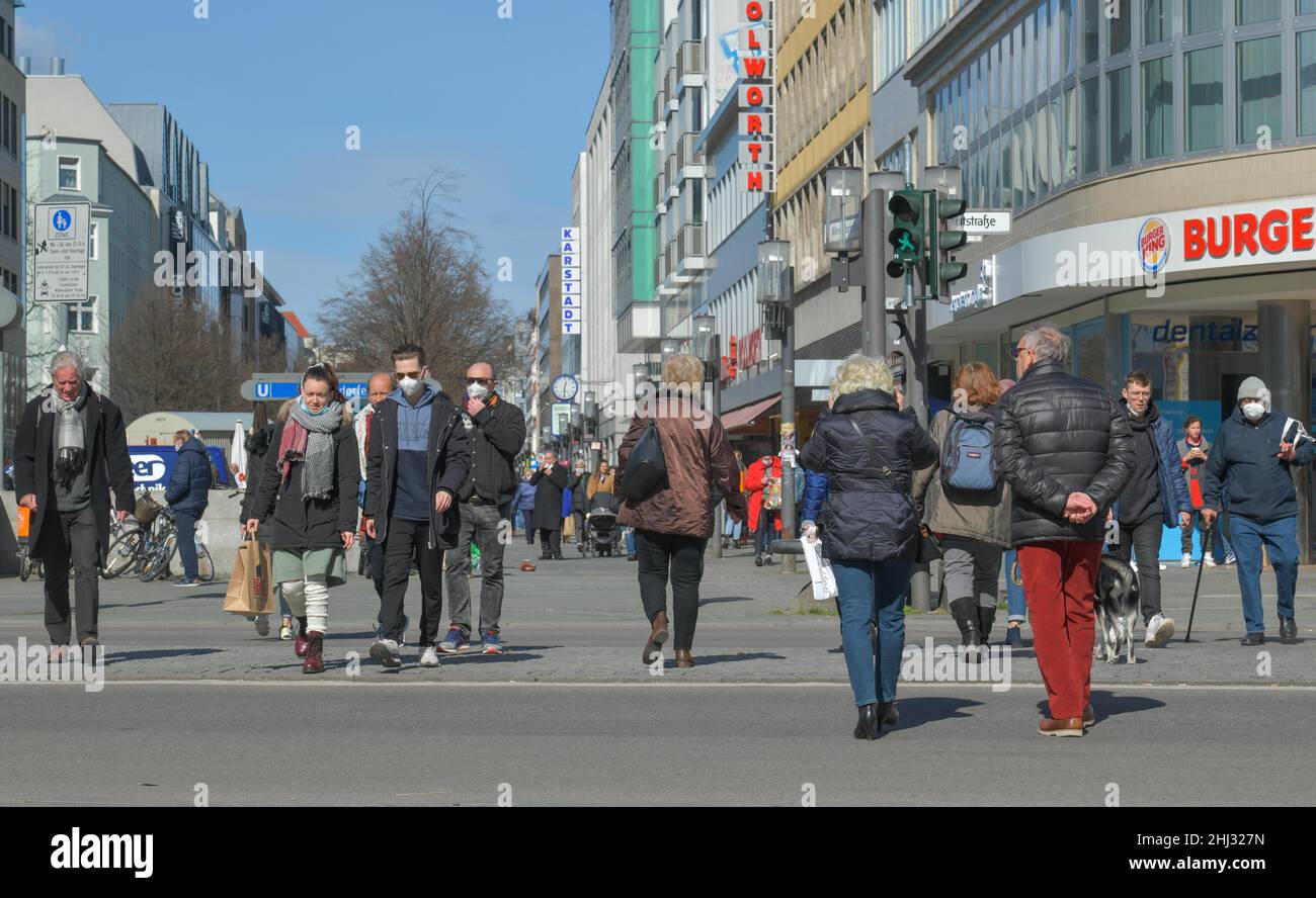 Straßenszene, Einkaufsstraße, Menschen mit Gesichtsmasken, Wilmersdorfer Straße, Charlottenburg, Berlin, Deutschland Stockfoto