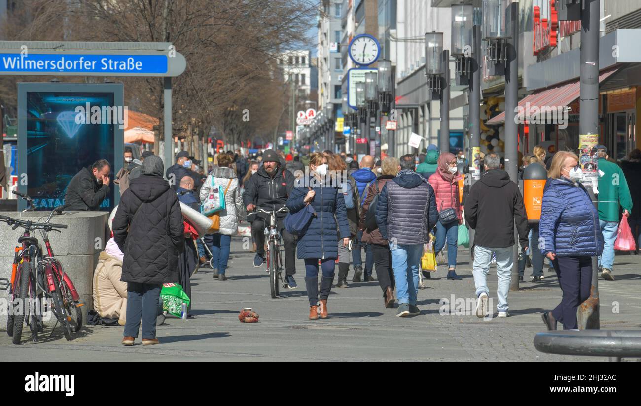 Straßenszene, Einkaufsstraße, Menschen mit Gesichtsmasken, Wilmersdorfer Straße, Charlottenburg, Berlin, Deutschland Stockfoto