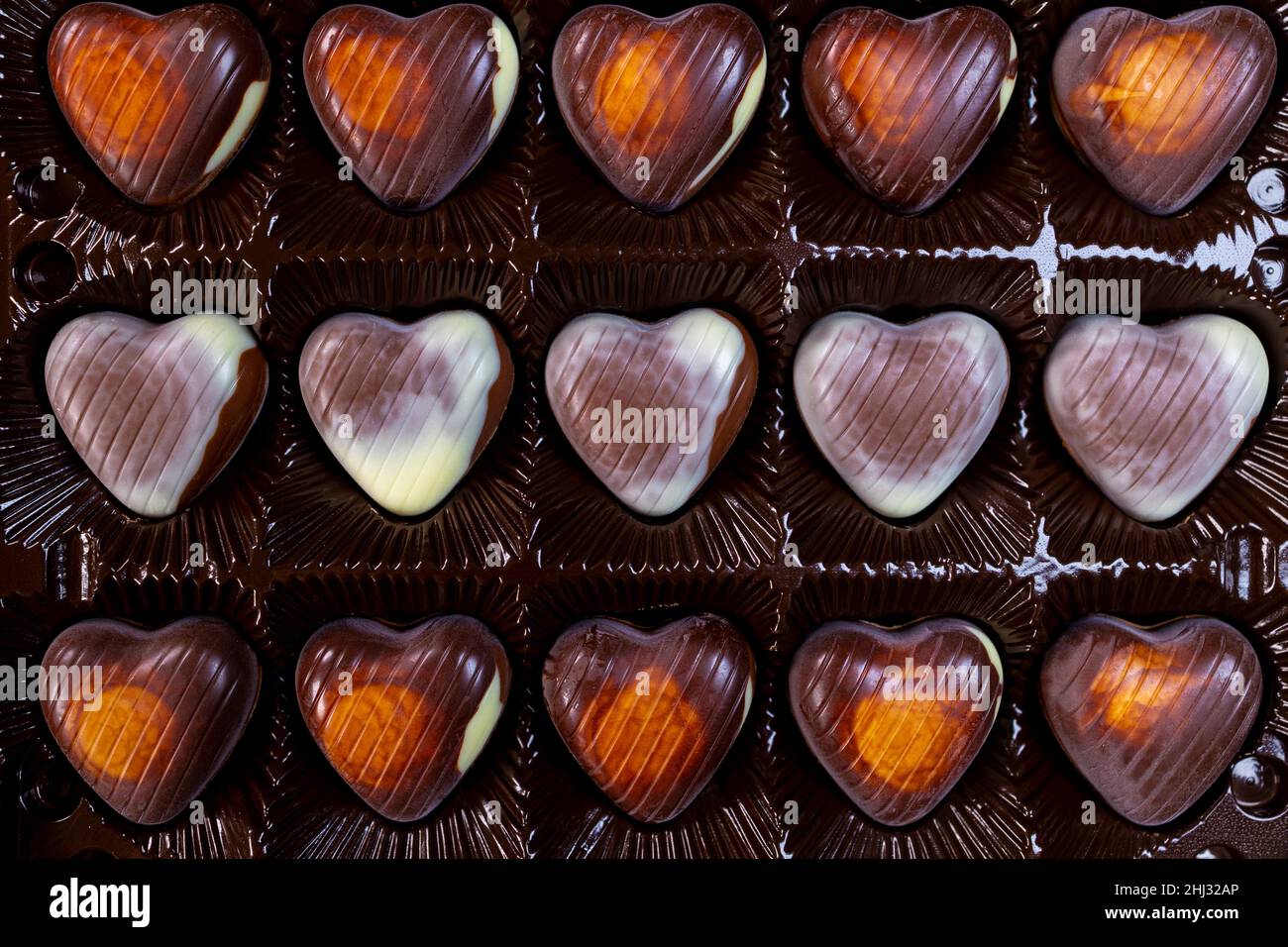 Valentinstag-Konzept herzförmige Schokolade auf Holzhintergrund. Liebeskonzept. Stockfoto