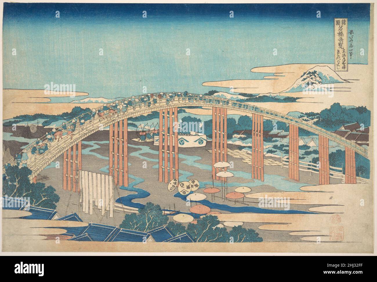 Yahagi-Brücke bei Okazaki an der Tōkaidō (Tōkaidō Okazaki Yahagi no hashi), aus der Serie Remarkable Views of Bridges in Various Provinces (Shokoku meikyō kiran) ca. 1834 Katsushika Hokusai Japanisch Eine Brücke, die in einem einzigen riesigen Bogen gebaut wurde, der auf Holzpiers balanciert ist, überspannt die Länge der Komposition. Um Überschwemmungen standhalten zu können, passiert es hoch über einem dunkelgrauen Flussbett, das blau mit dünnen Wasserläufen geädert ist. Menschenmengen, die die braune und gelbe Brücke überqueren, beobachten eine Gruppe von Bogenschützen, die auf ein Ziel im fernen Flussbett schießen. Yahagi-Brücke bei Okazaki an der Tōkaidō (Tōkaidō Okazaki Yahagi no Stockfoto