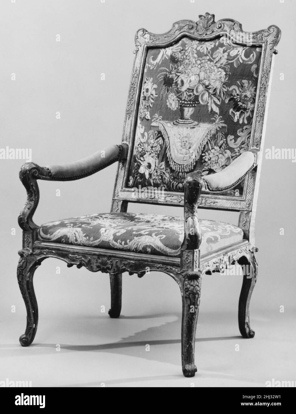 Sessel (fauteuil) erstes Viertel 18th Jahrhundert Französisch. Sessel (fauteuil) 189754 Französisch, Sessel (fauteuil), 1. Quartal 18th Jahrhundert, geschnitztes und vergoldetes Buchenholz, Wolle Aubusson Wandteppichbezüge, 47 1/2 ? 27 1/2 ? 21 5/8 Zoll (120,7 ? 69,9 ? 54,9 cm). Das Metropolitan Museum of Art, New York. Schenkung von J. Pierpont Morgan, 1906 (07.225.502) Stockfoto