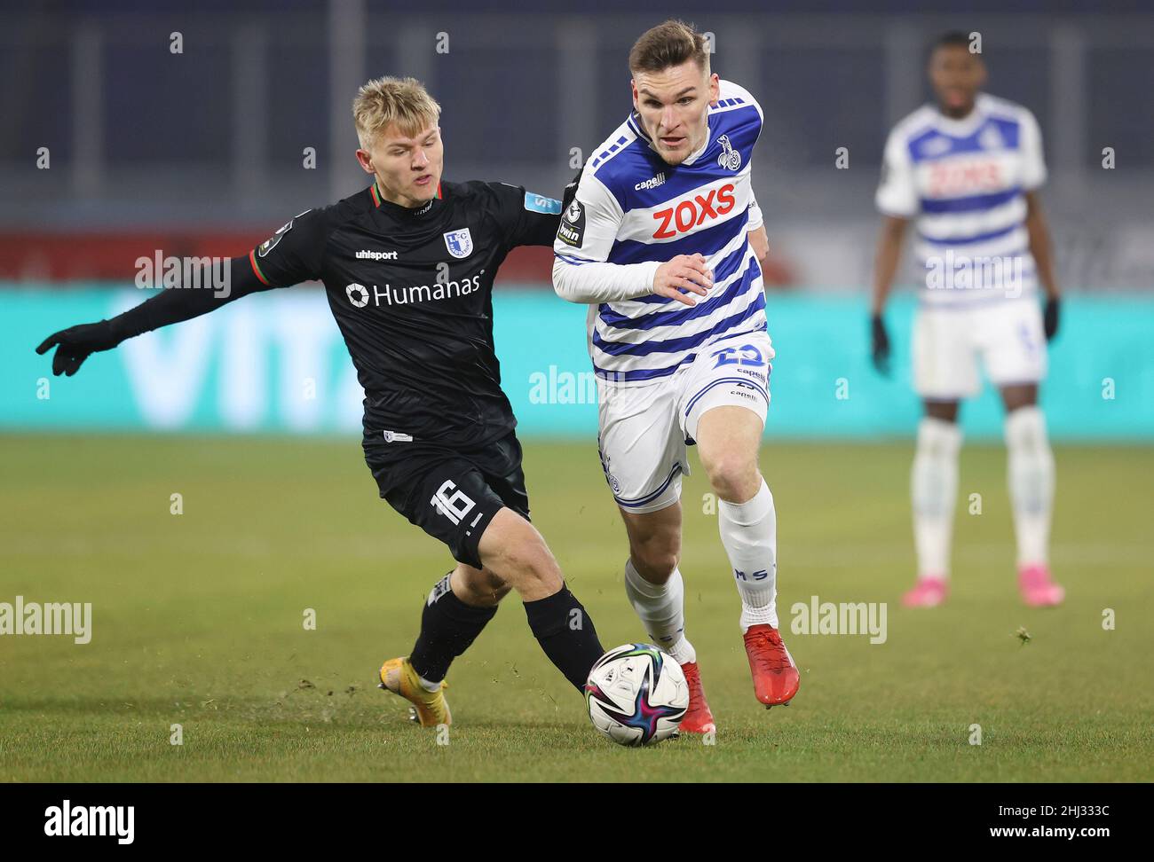 Duisburg, Deutschland. 26th Jan, 2022. firo: 01/26/2022 Fuvuball: Fußball: 3rd Bundesliga, Saison 2021/2022 MSV Duisburg - 1.FC Magdeburg duelt, Andreas Mvºller gegen Niclas Stierlin Credit: dpa/Alamy Live News Stockfoto