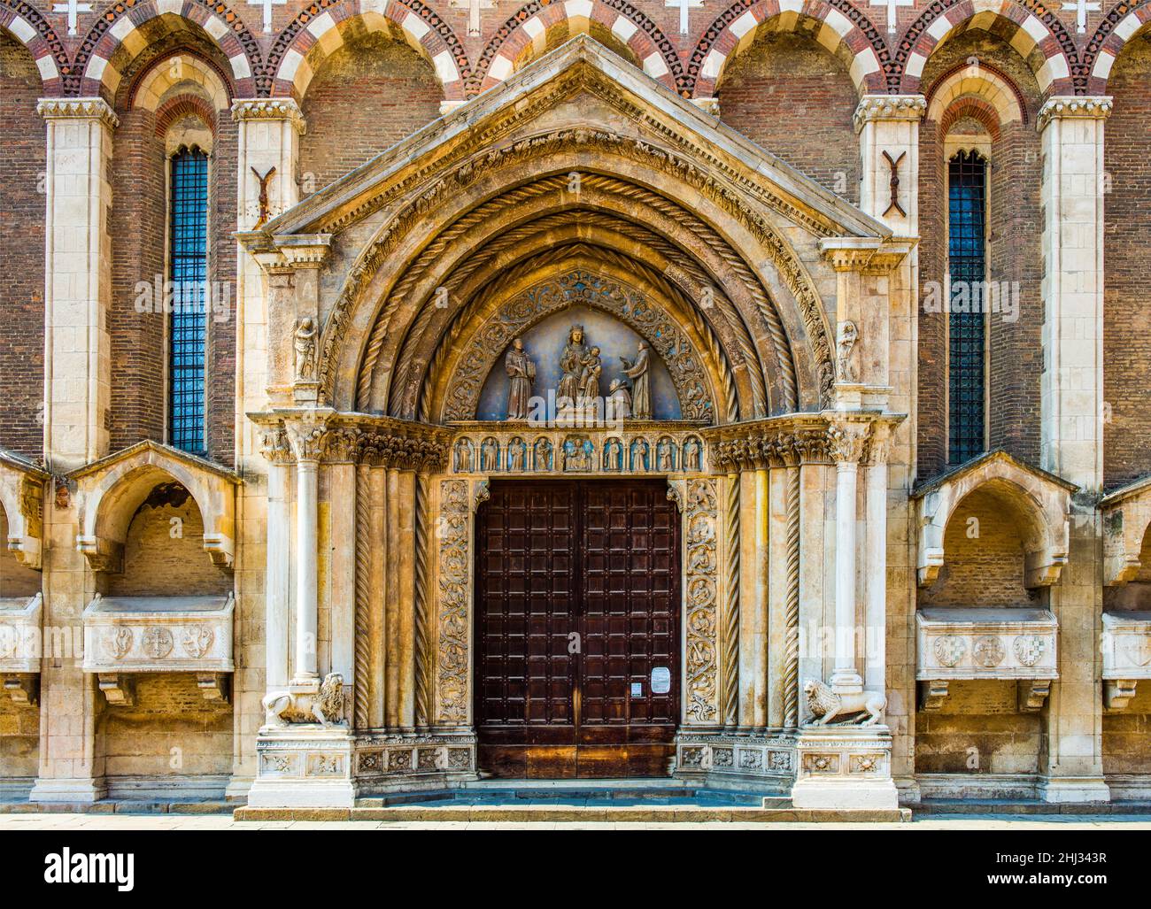 Prächtige gotische Lünette des Portals San Lorenzo, 13th Jahrhundert vier 14th Jahrhundert Sarkophage Vicenza, Venetien, Italien Vicenza, Venetien, Italien Stockfoto