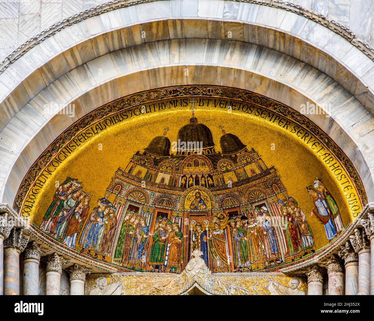 Übertragung der Knochen des heiligen Markus in die Kathedrale, Mosaik der Porta Sant Stockfoto