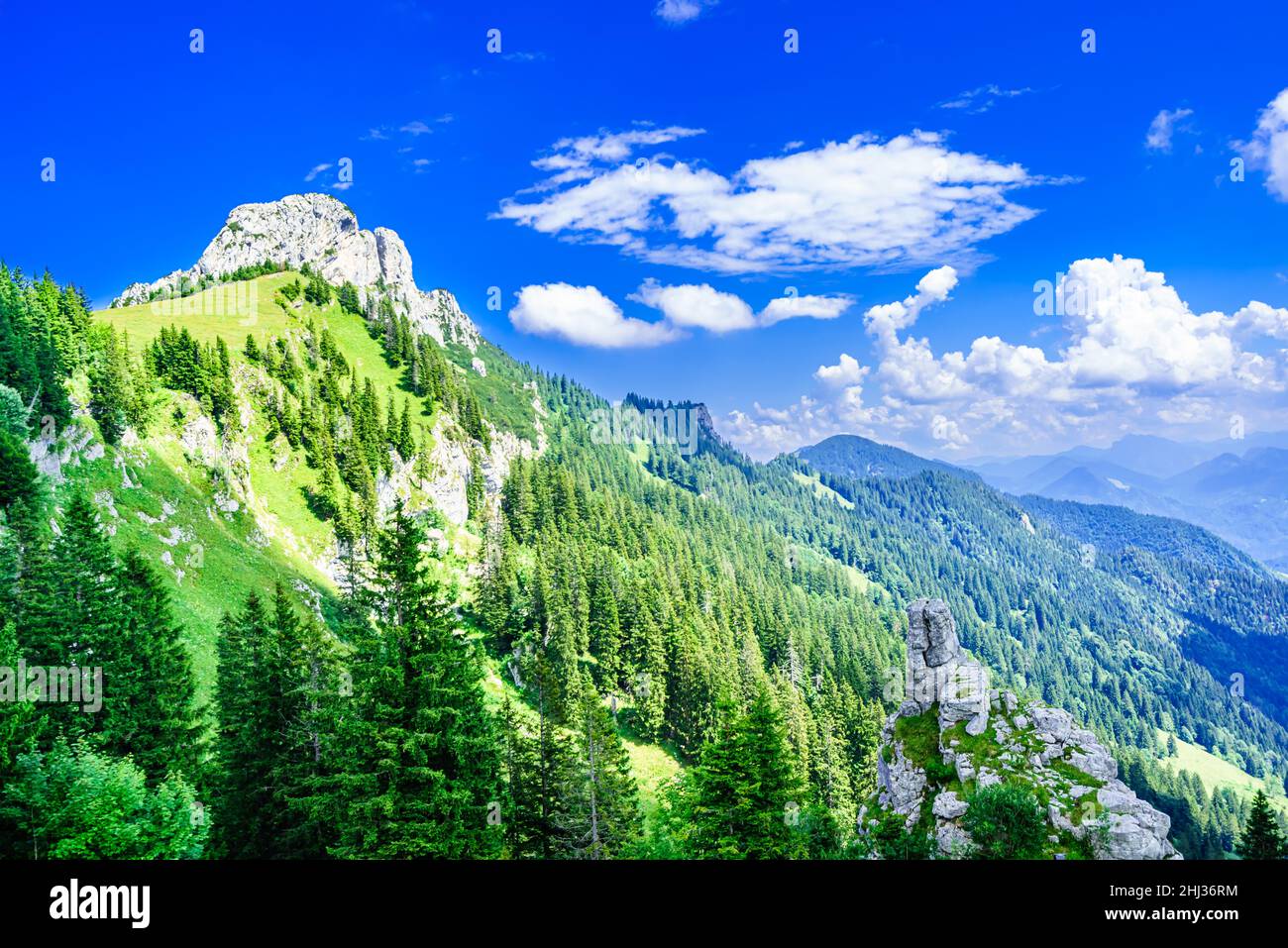 gr-ne-berglandschaft-der-bayerischen-alpen-bei-der-kampenwand-im