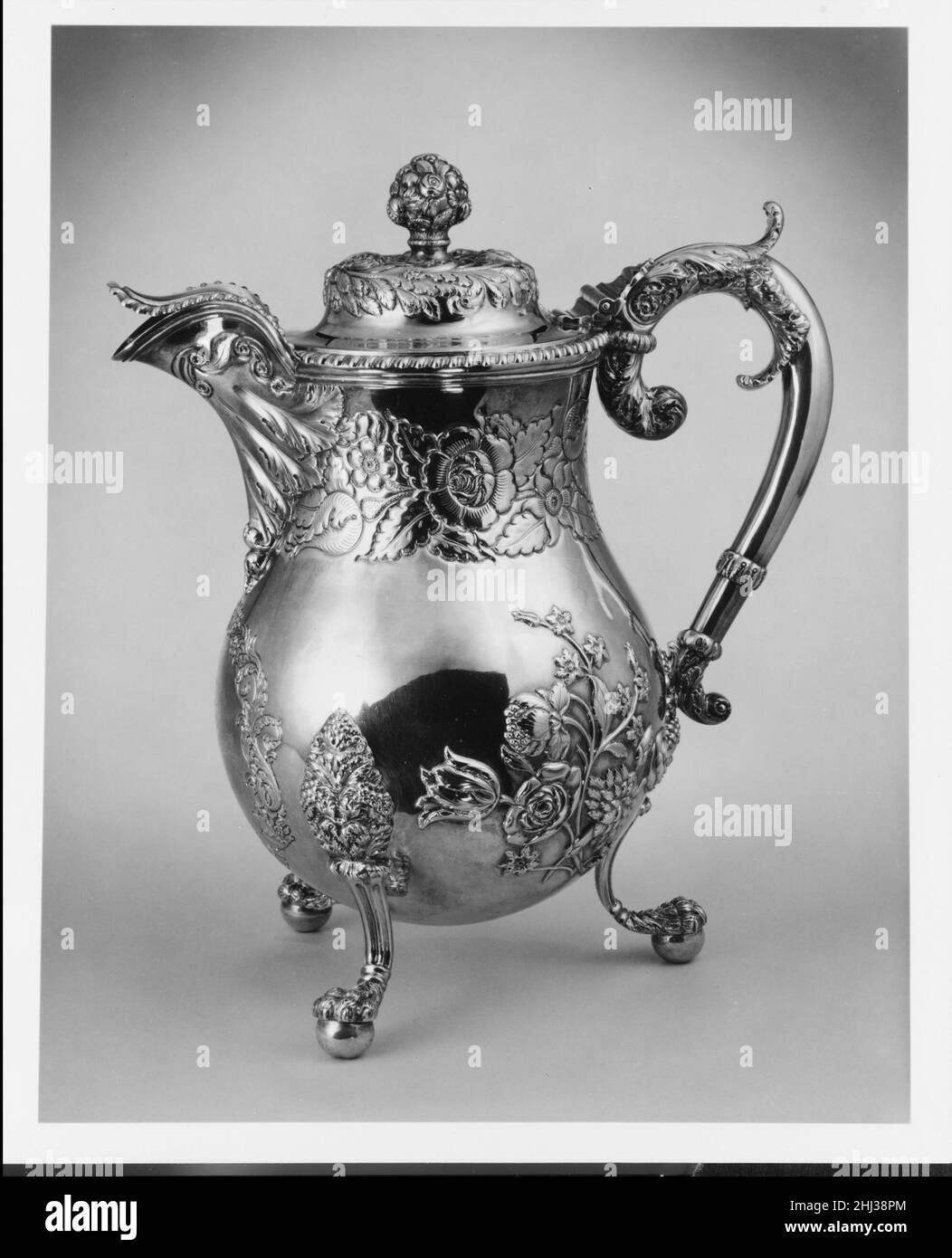 Covered Ewer Ca. 1827 Frederick Marquand dieser frühe Rokoko-Revival-Stil zeichnet sich durch sein kühnes und gekonnt gerendertes Blattornament aus. Es wurde 1827 an Valentine Mott, einen prominenten New Yorker Chirurgen, übergeben und wird von Marquand geprägt, dessen Einzelhandelsunternehmen von der renommierten Firma Ball, Black and Company abgelöst wurde. Der Bruder und Vollstrecker des Marquands, Henry G. Marquand, diente später als Präsident des Metropolitan Museum of Art. Abgedeckter Ewer 2056 Stockfoto