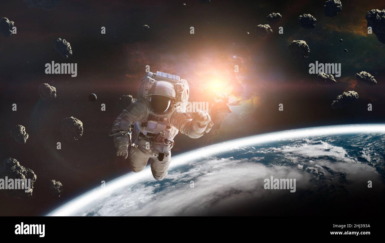 Kosmonaut mit den Planeten in der Erdumlaufbahn. Elemente dieses Bildes, die von der NASA eingerichtet wurden. Stockfoto