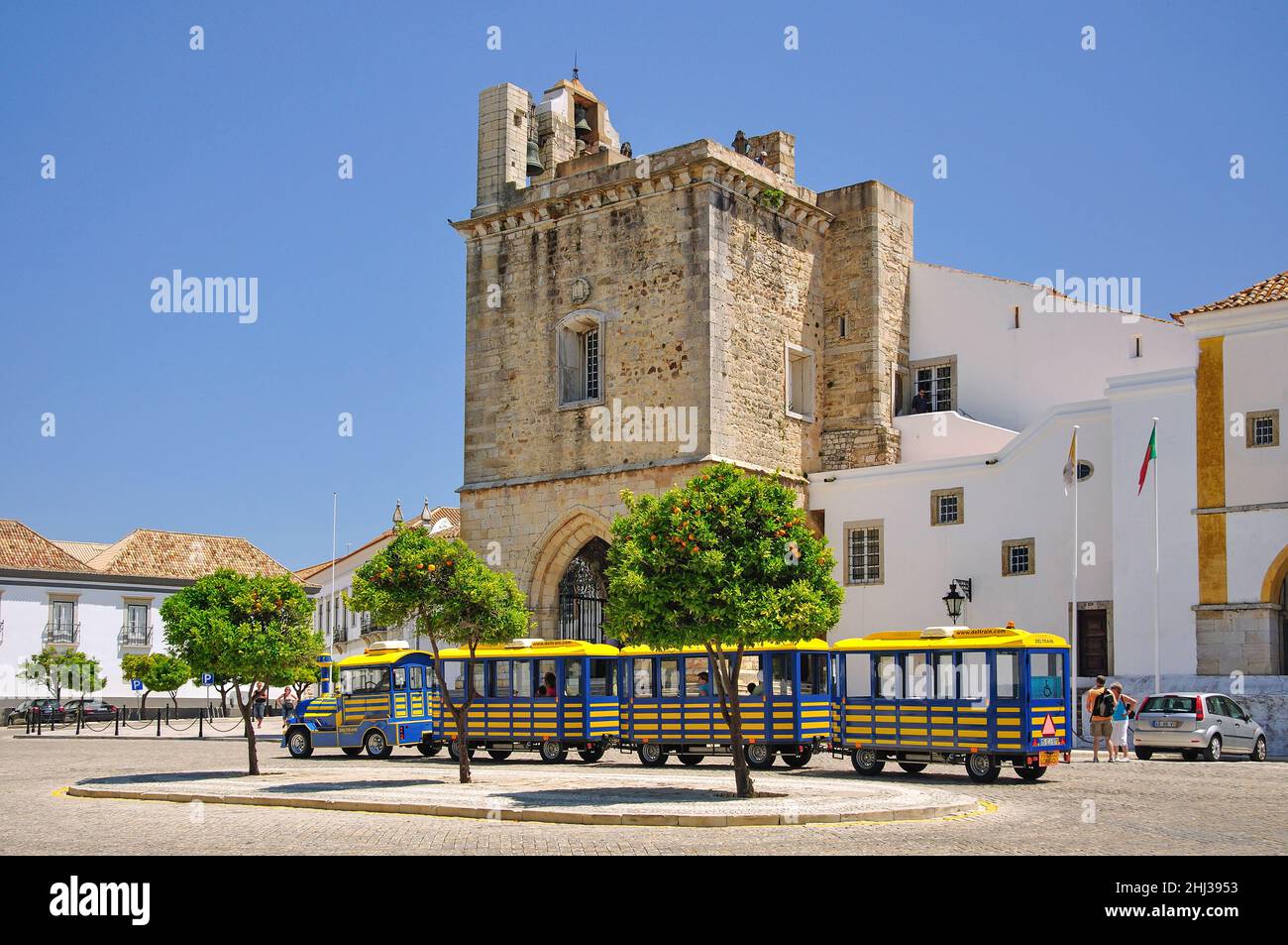 Elektrozug vor der Kathedrale von Faro, Largo da SE, Altstadt, Faro, Algarve-Region, Portugal Stockfoto