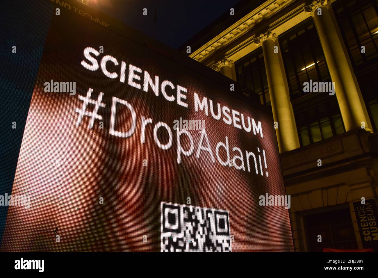 London, Großbritannien 26th. Januar 2022. Auf einem Bildschirm wird „Science Museum: Drop Adani“ angezeigt. Demonstranten versammelten sich vor dem Science Museum in South Kensington, um gegen die Unterstützung der Galerie „Energierevolution“ des Museums durch den Kohlegiesen Adani und in Solidarität mit den indigenen Völkern zu protestieren. Kredit: Vuk Valcic / Alamy Live Nachrichten Stockfoto