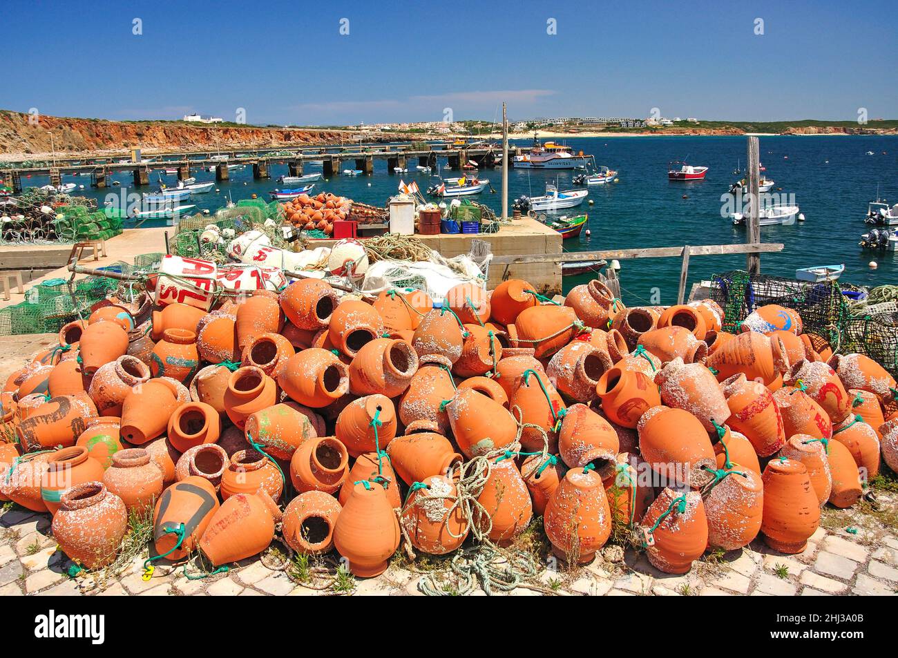 Krabbenkännchen aus Ton, Porto de Baleeira, Sagres, Algarve, Portugal Stockfoto