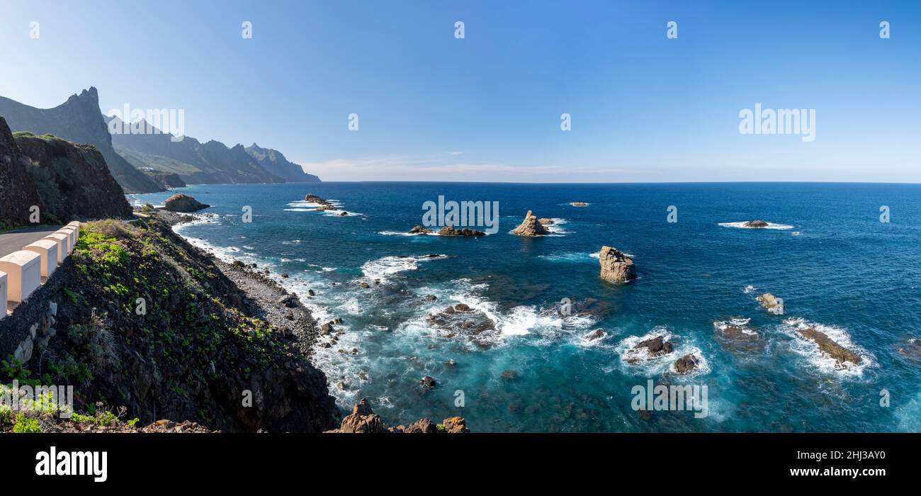 Panoramablick Playa del Roque de las Bodegas und blauer Atlantischer Ozean, Nationalpark Anaga in der Nähe von Tanagana Dorf, nördlich von Teneriffa, Kanarische Inseln, Stockfoto