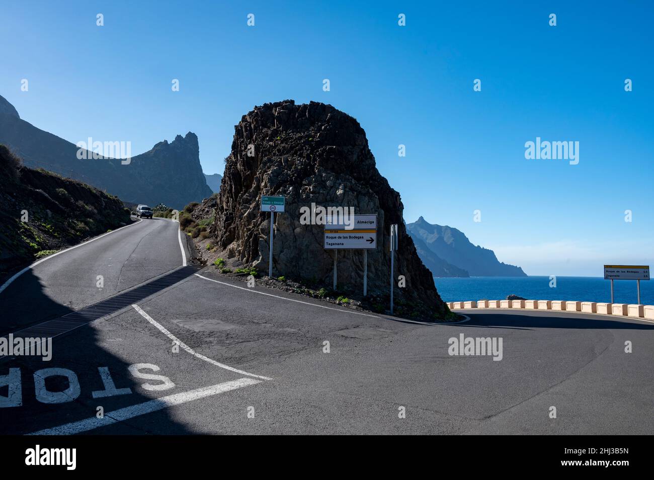 Küstenstraße in der Nähe von Playa del Roque de las Bodegas und blauem Atlantik, Nationalpark Anaga in der Nähe von Tanagana Dorf, nördlich von Teneriffa, Kanarische Inseln Stockfoto