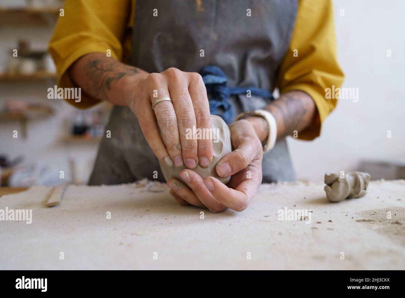 Arbeiten Sie mit Ihren Händen: Künstlerin Frau Formen rohen Ton zum Bildhauen und Formen von Keramik oder Keramik Stockfoto
