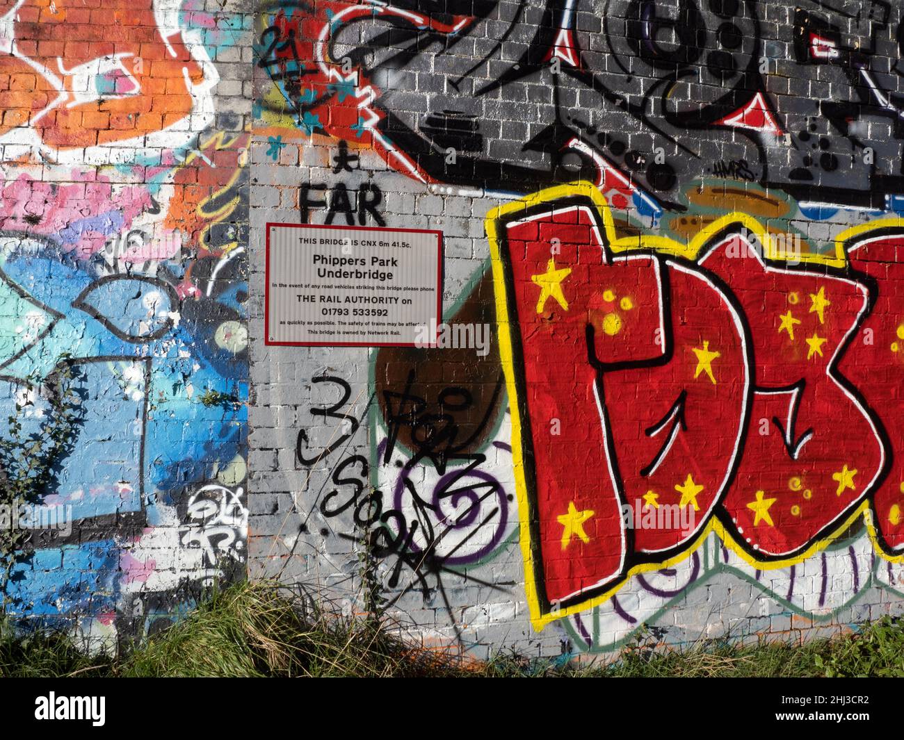 Wand einer Brücke auf der Severn Beach Line zwischen Bristol und Severn Beach UK mit Graffiti bedeckt Stockfoto