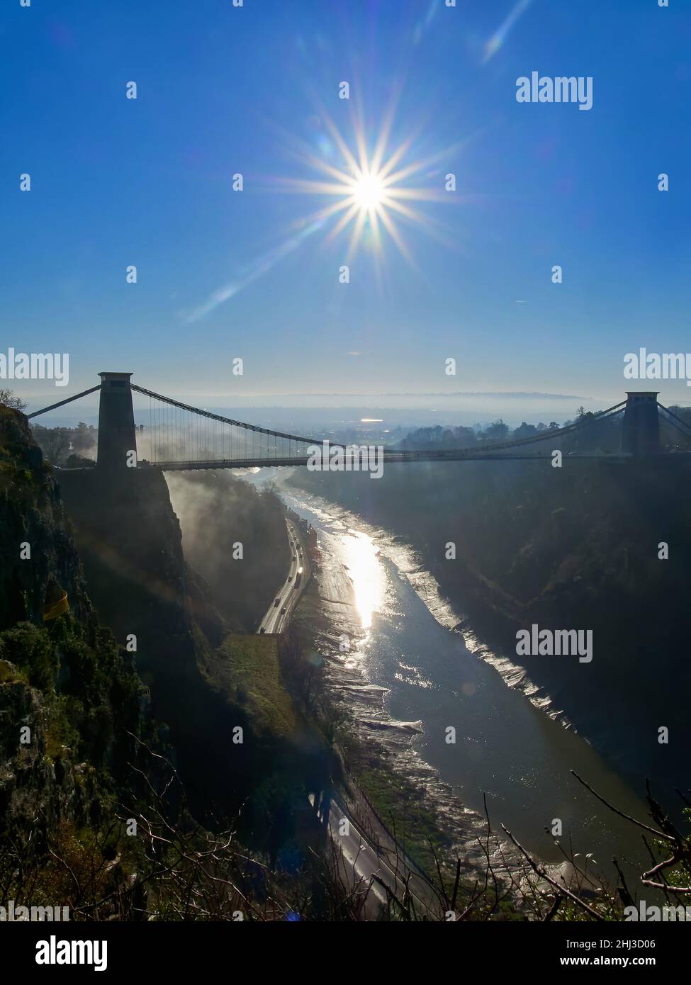 Strahlender Wintersonne, die die Clifton Suspension Bridge, die die Avon Gorge in Bristol, Großbritannien, überspannt, zum Silhouetten hebt Stockfoto