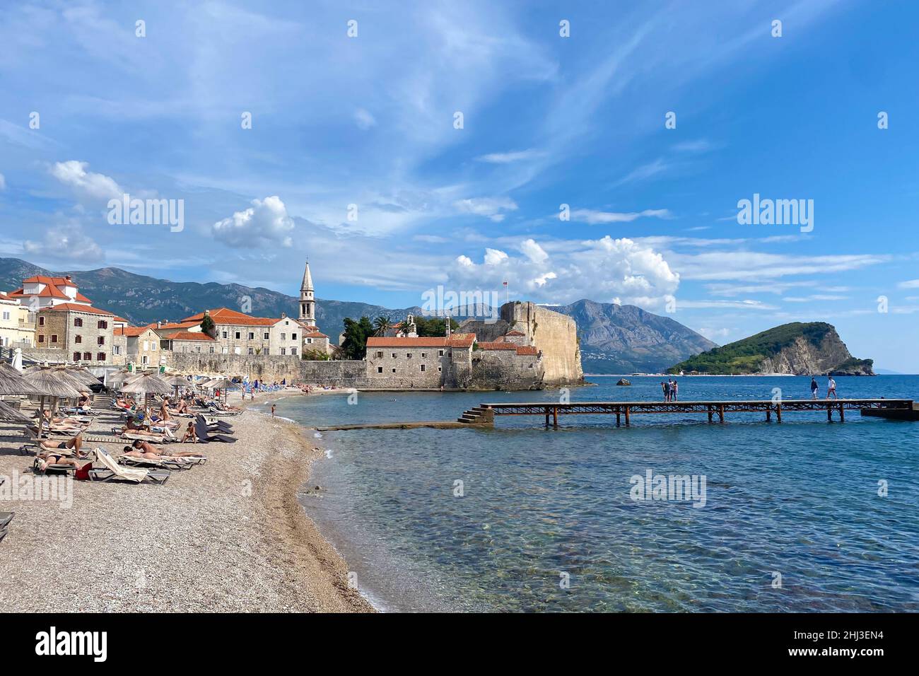 Budva, Montenegro - September 2021 : Blick auf die Altstadt von Budva von der Adriaküste, Sommertouristensaison, Strand mit vielen Touristen Stockfoto