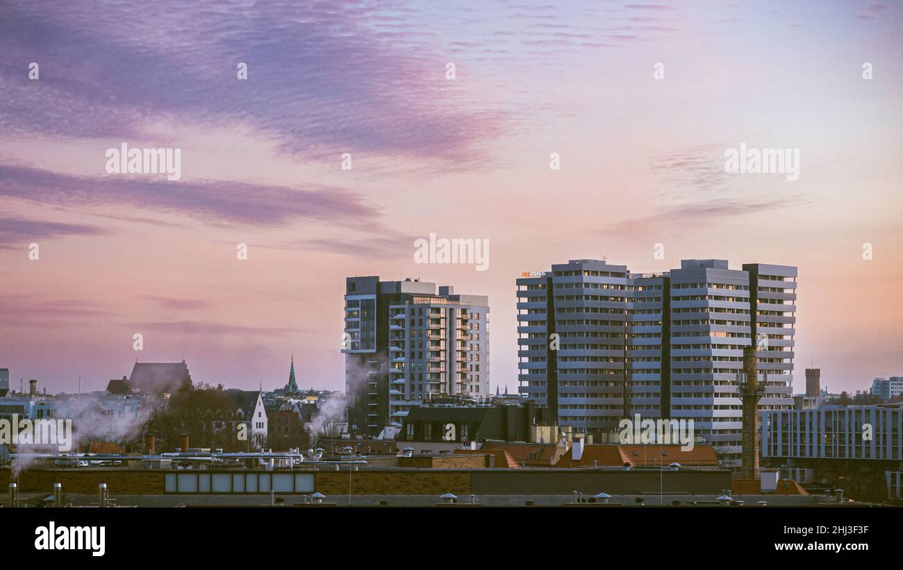 Violetter Sonnenuntergang über den Atal Towers und dem Odra Tower in Wrocław Stockfoto