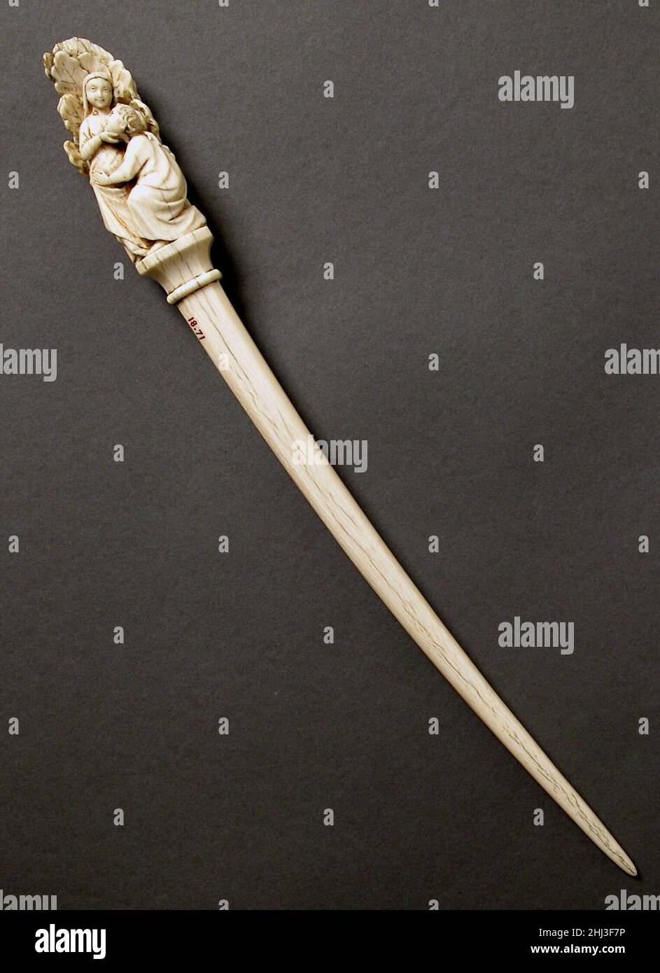 Hair Parter 19th Century European (mittelalterlicher Stil). Hair Parter 465940 Italienisch (?), Zezzo, 14th Century Style, Elfenbein, insgesamt: 12 x 1 1/16 x 1 Zoll (30,5 x 2,7 x 2,5 cm). Das Metropolitan Museum of Art, New York. Anonymes Geschenk zum Gedenken an den verstorbenen J. Pierpont Morgan, 1918 (18,71) Stockfoto