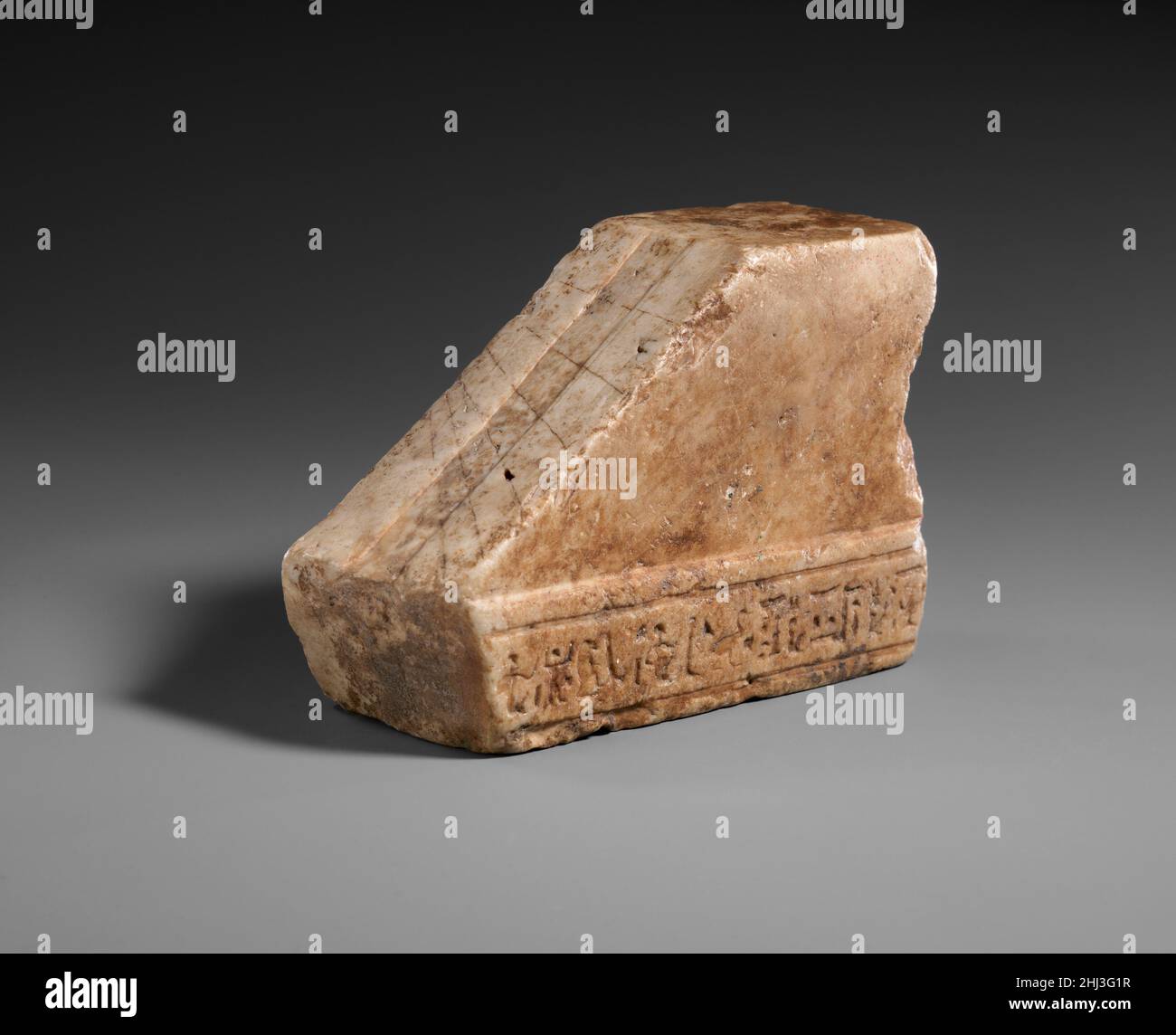 Schattenuhr 306–30 v. Chr. ptolemäische Periode Dieses Fragment ist eines von einer Handvoll tragbarer Zeitmesser, die aus dem alten Ägypten bekannt sind, und stammt von dem Typ, der die Zeit durch Messen der Länge des Sonnenschattens erzählte. Hier erhalten ist der Block mit einer schrägen Vorderseite mit einer Reihe von parallelen und schrägen Linien auf seinem Gesicht eingraviert, um die Zeit zu markieren. Das Originalstück hätte auch einen senkrechten Block vor dem schrägen Gesicht aufgestellt, um als Gnomon zu dienen und einen Schatten zu werfen. Schattenuhr. 306–30 V. CHR. Marmor. Ptolemäische Periode. Aus Ägypten, Oberägypten, Theben, Dra Abu el-Naga, Carnarvon/Carter Bagger Stockfoto