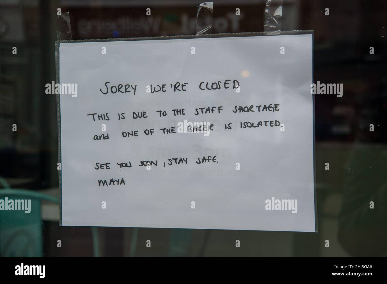 Weybridge, Surrey, Großbritannien. 26th. Januar 2022. Ein Hinweis in einem Cafe-Fenster, dass es geschlossen ist, da sich einer der Bäcker aufgrund von Covid-19 selbst isoliert. Quelle: Maureen McLean/Alamy Stockfoto