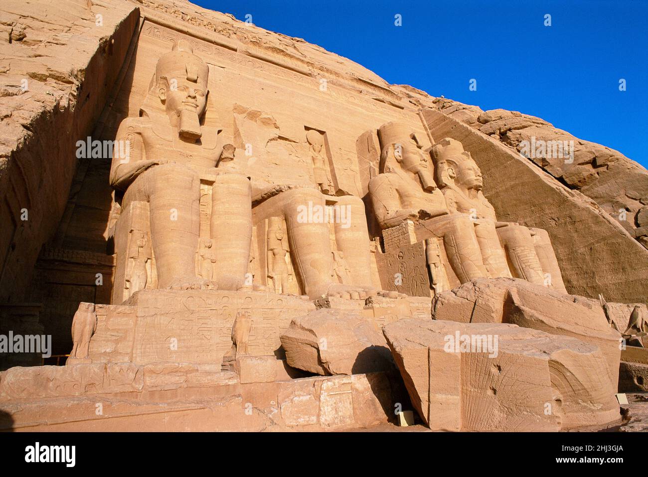 Fassade des Großen Tempels von Ramesses II, Abu Simbel, Ägypten Stockfoto
