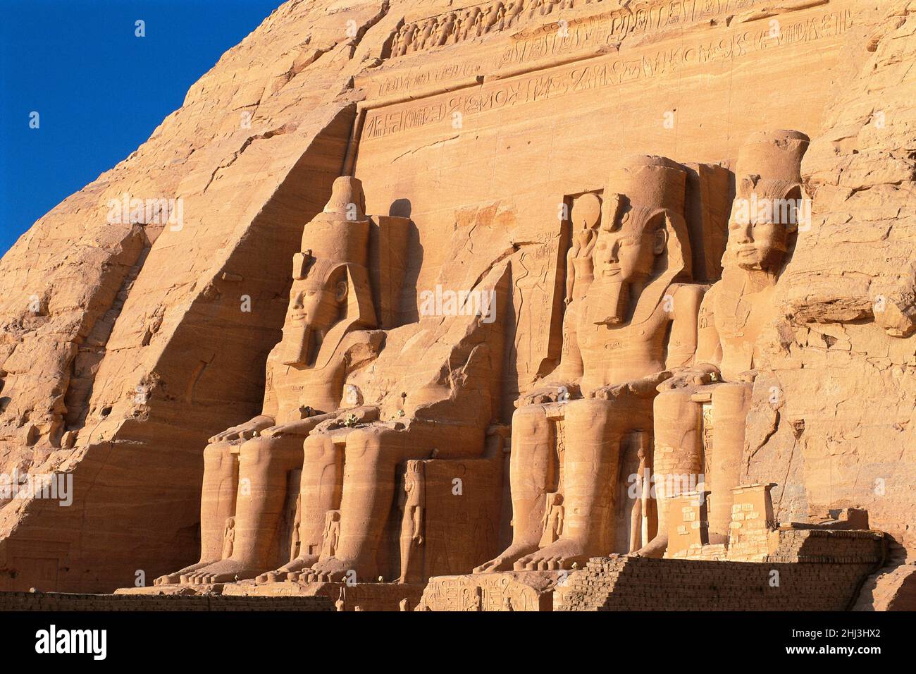 Fassade des Großen Tempels von Ramesses II, Abu Simbel, Ägypten Stockfoto