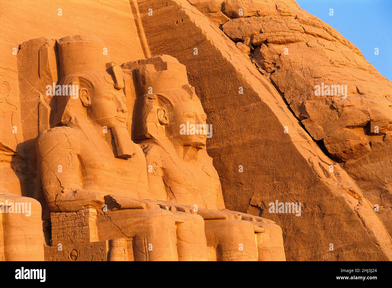 Kolossi von Rameses II und Nefertari in der Fassade der Fassade des Großen Tempels von Ramesses II, Abu Simbel, Ägypten Stockfoto