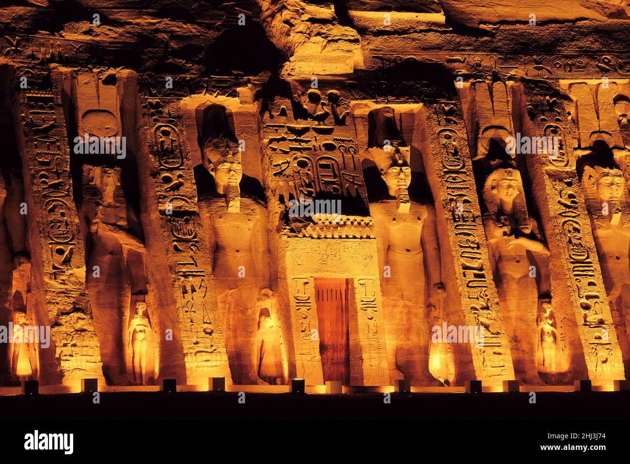 Fassade des kleinen Tempels von Hathor und Nefertari, Abu Simbel, Ägypten Stockfoto